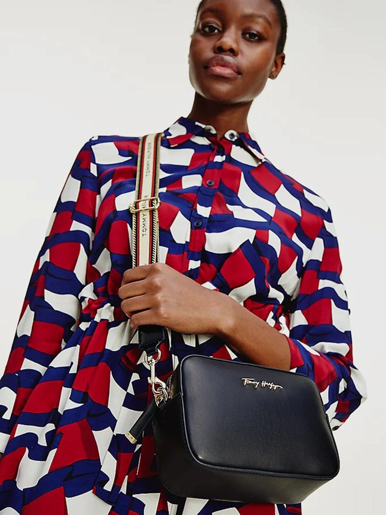 Сумки Tommy Hilfiger Iconic модель AW0AW10292-DW5 Сумки Tommy Hilfiger Iconic модель AW0AW10292-DW5 Фото