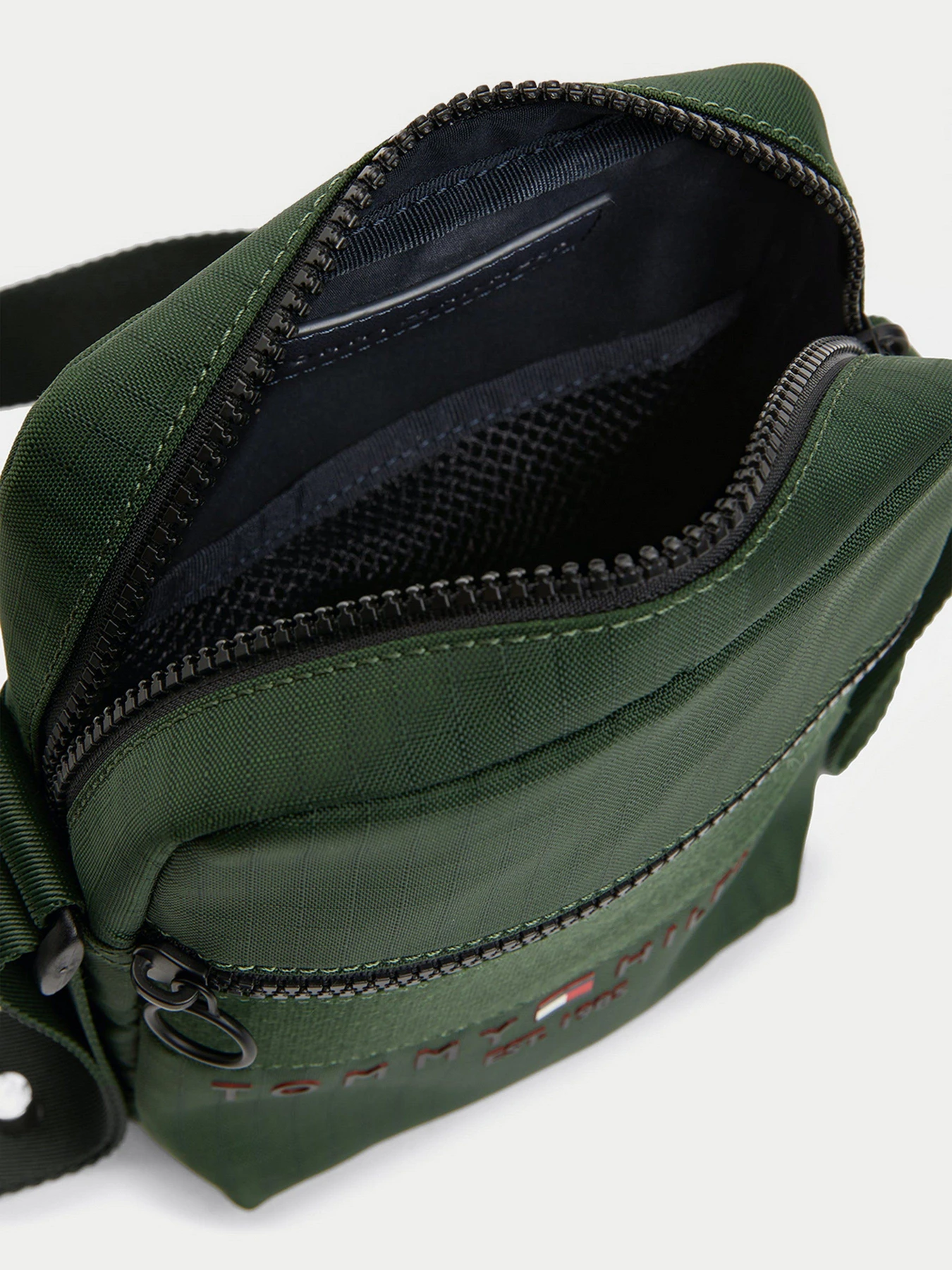 Сумки Tommy Hilfiger модель AM0AM08098-LEW Сумки Tommy Hilfiger модель AM0AM08098-LEW Фото