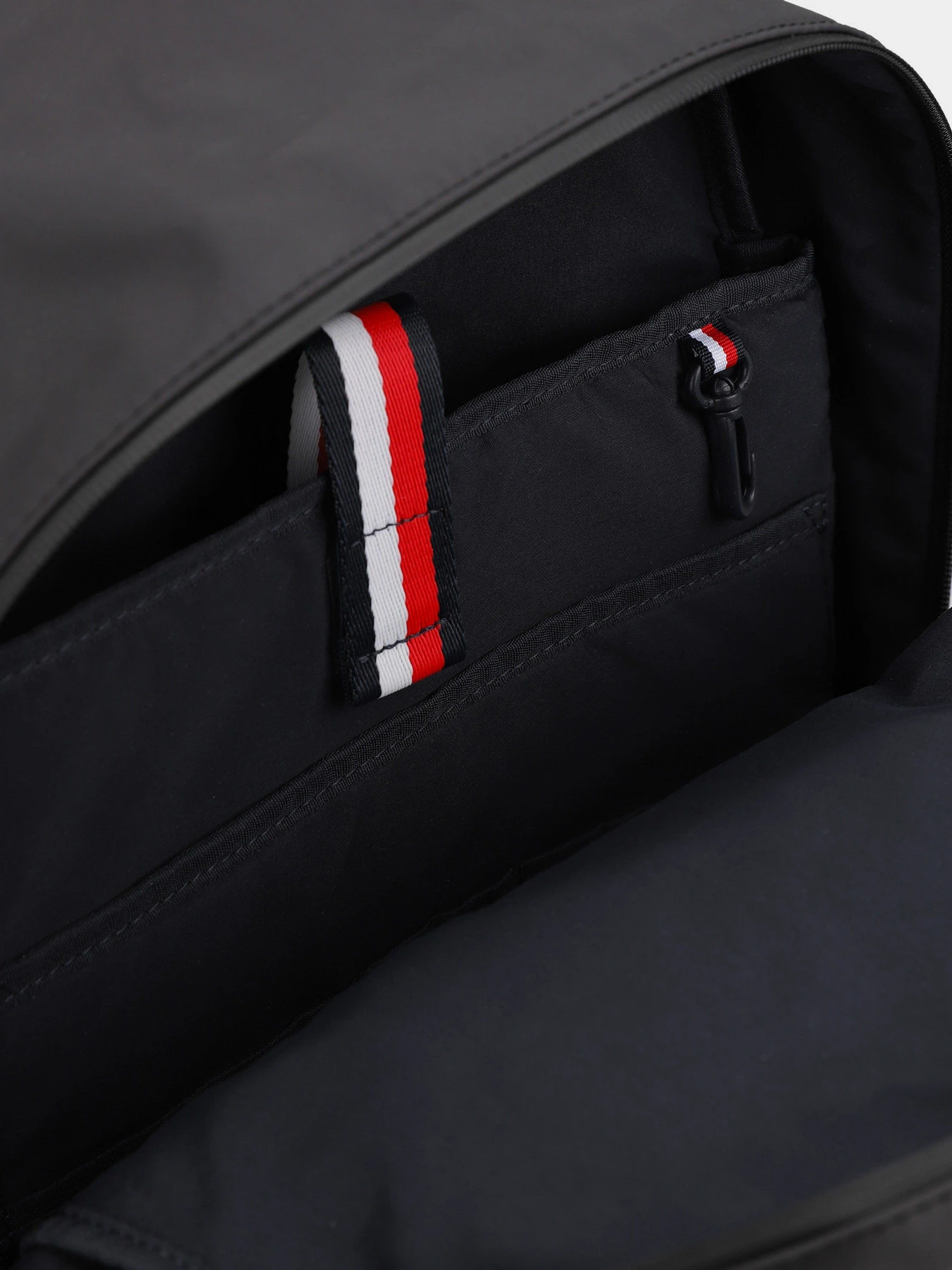 Рюкзаки Tommy Hilfiger модель AM0AM08105-BDS Рюкзаки Tommy Hilfiger модель AM0AM08105-BDS Фото