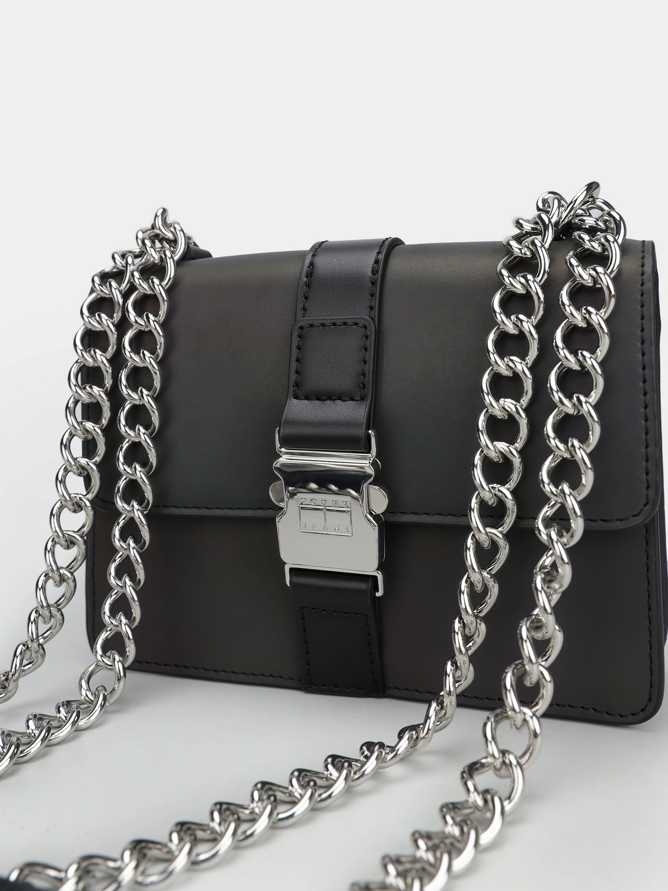 Сумки Tommy Hilfiger модель AW0AW11111-BDS Сумки Tommy Hilfiger модель AW0AW11111-BDS Фото