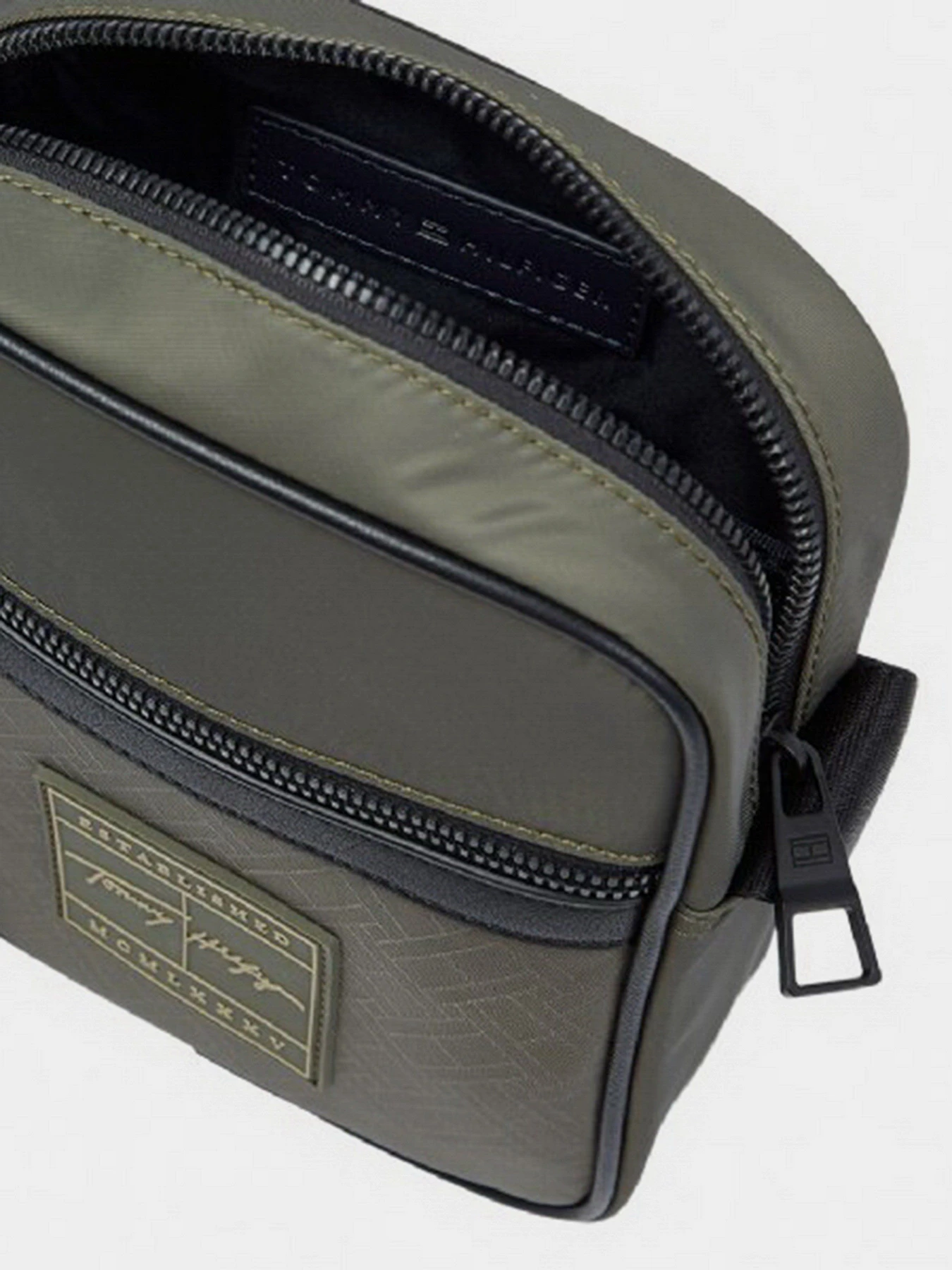 Сумки Tommy Hilfiger модель AM0AM08449-0H7 Сумки Tommy Hilfiger модель AM0AM08449-0H7 Фото