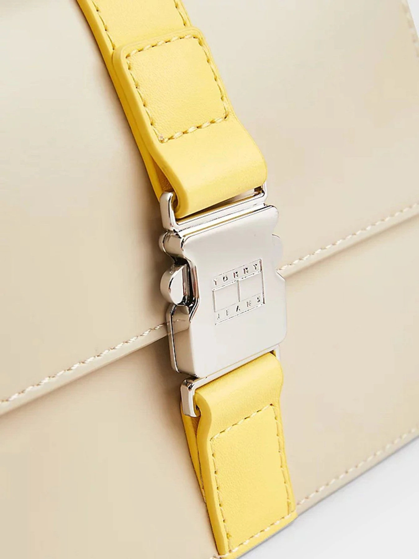 Сумки Tommy Hilfiger модель AW0AW11793-ACM Сумки Tommy Hilfiger модель AW0AW11793-ACM Фото
