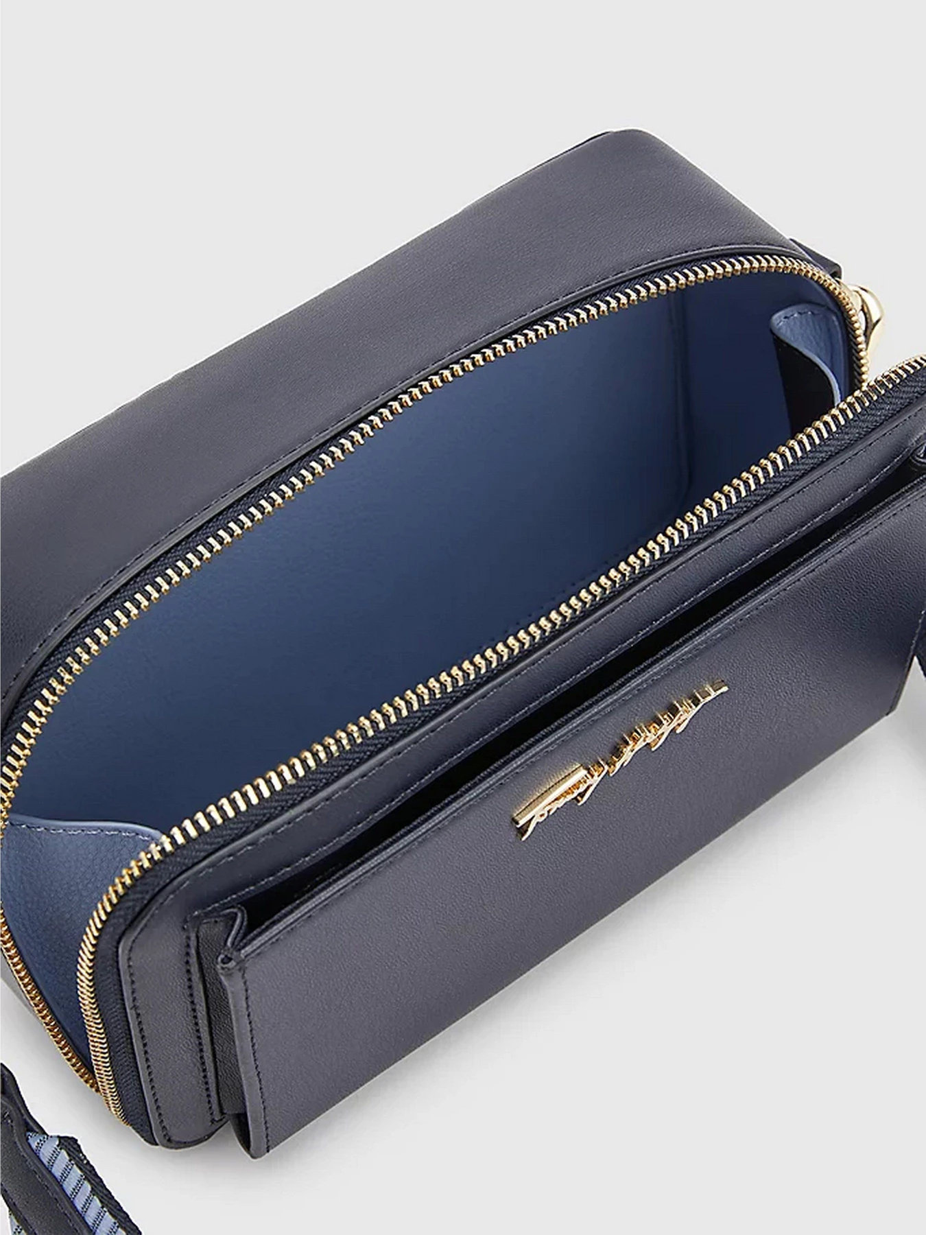Сумки Tommy Hilfiger Iconic модель AW0AW12012-C7H Сумки Tommy Hilfiger Iconic модель AW0AW12012-C7H Фото