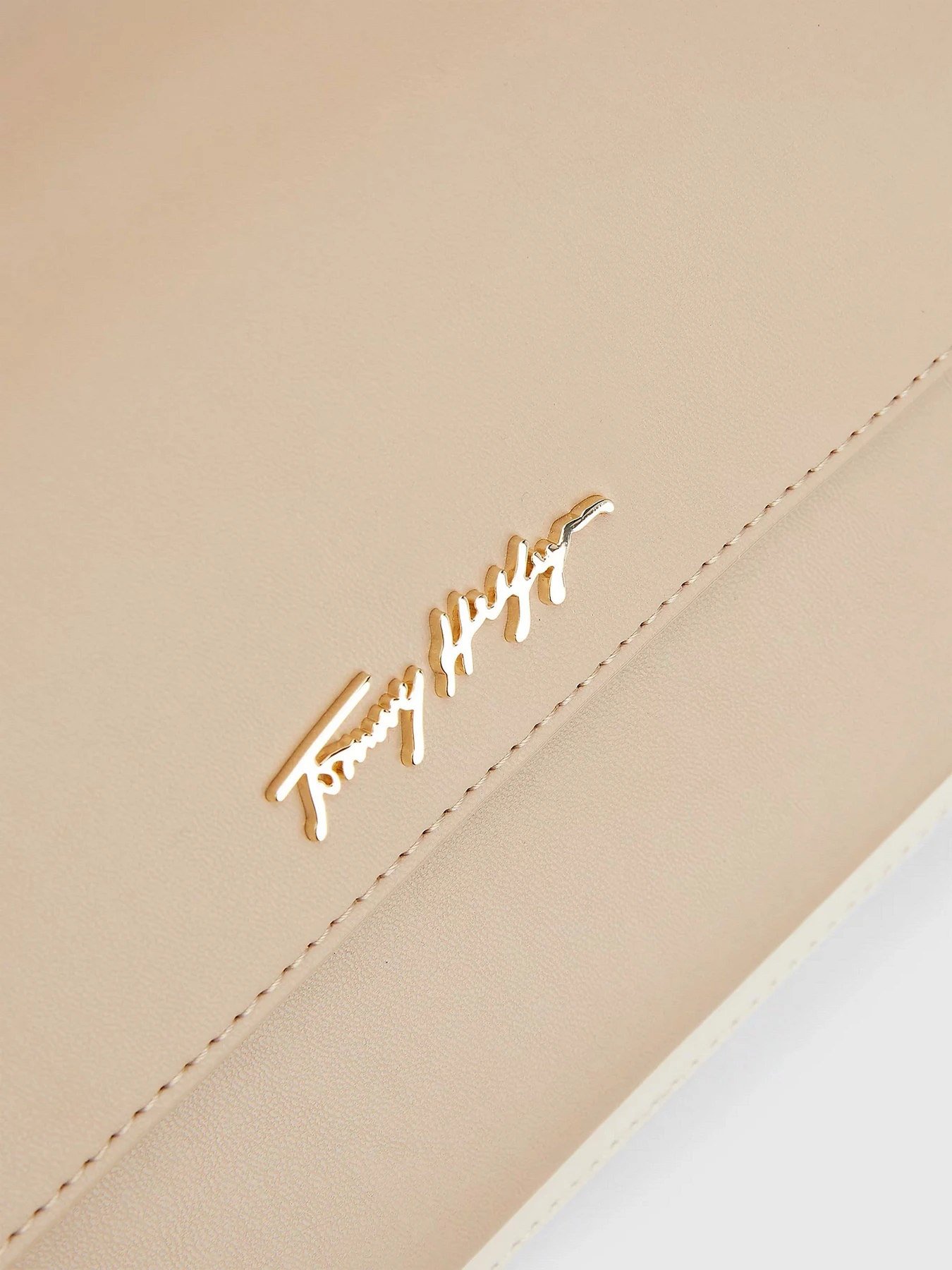 Сумки Tommy Hilfiger модель AW0AW12308-0F6 Сумки Tommy Hilfiger модель AW0AW12308-0F6 Фото