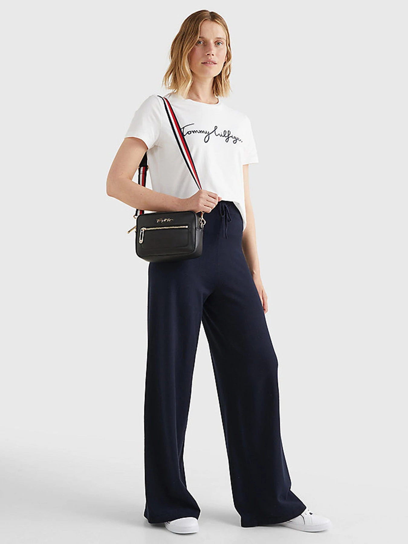 Сумки Tommy Hilfiger модель AW0AW12184-BDS Сумки Tommy Hilfiger модель AW0AW12184-BDS Фото