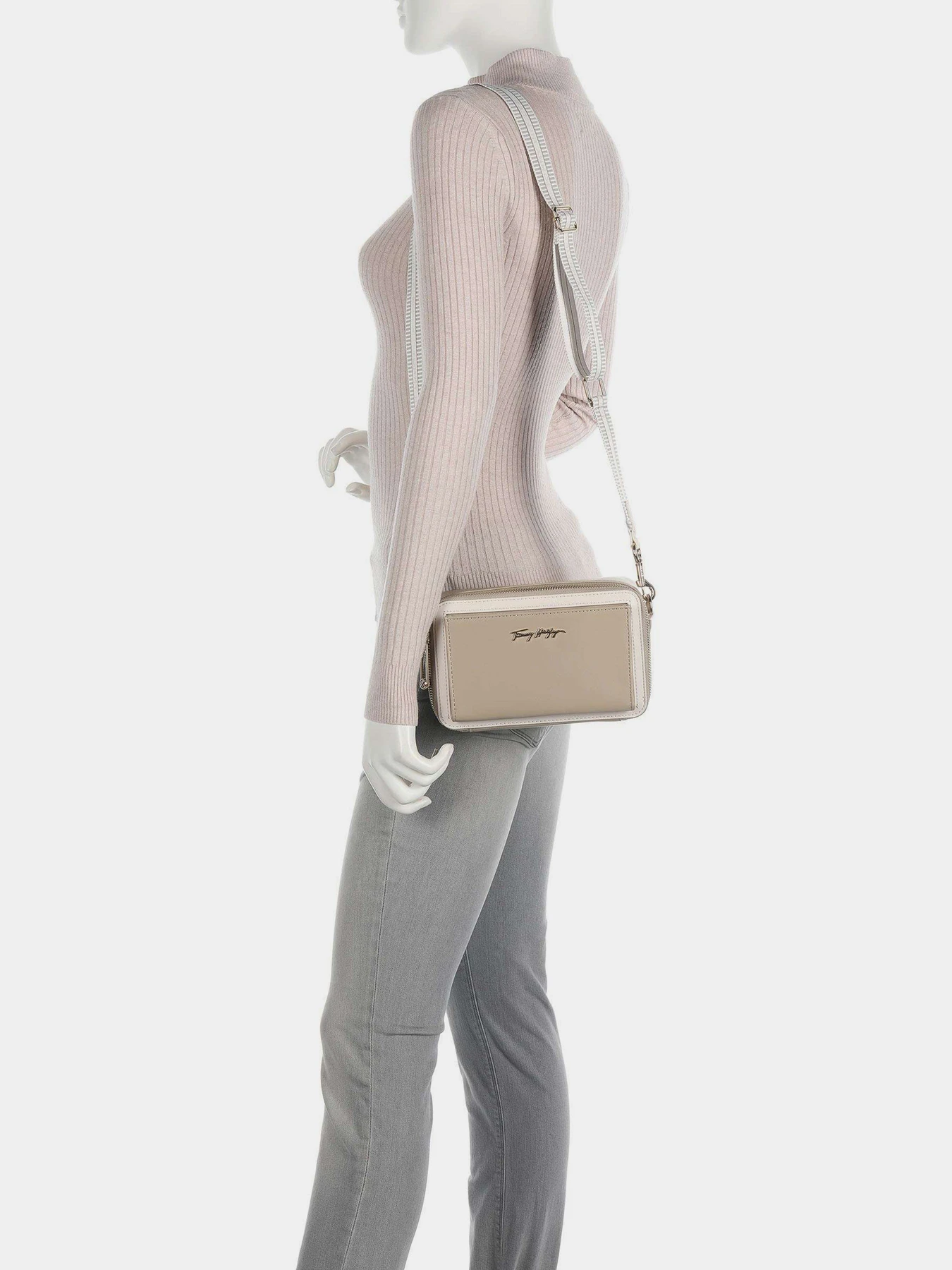 Сумки Tommy Hilfiger модель AW0AW12012-AEG Сумки Tommy Hilfiger модель AW0AW12012-AEG Фото