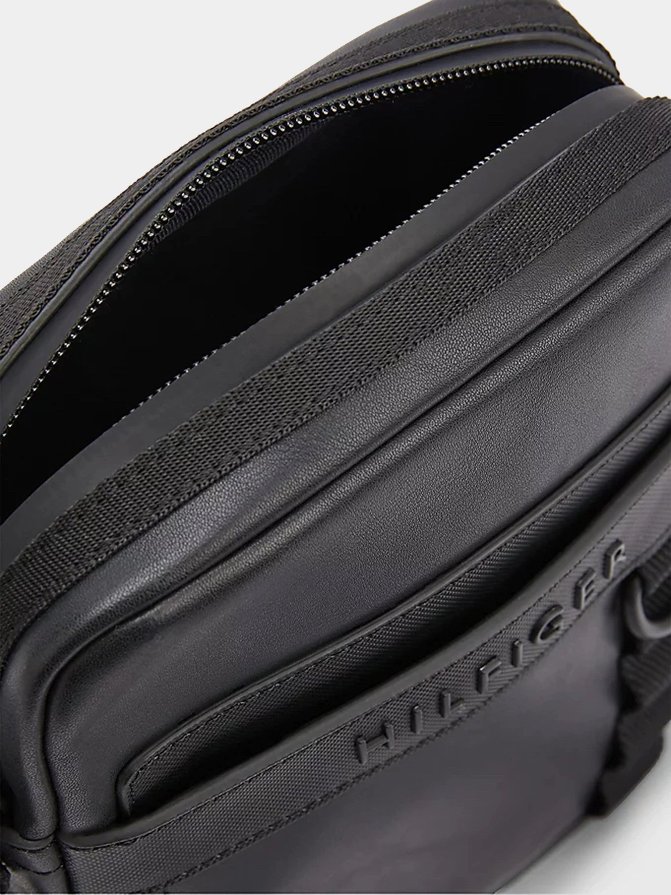 Сумки Tommy Hilfiger модель AM0AM10285-BDS Сумки Tommy Hilfiger модель AM0AM10285-BDS Фото
