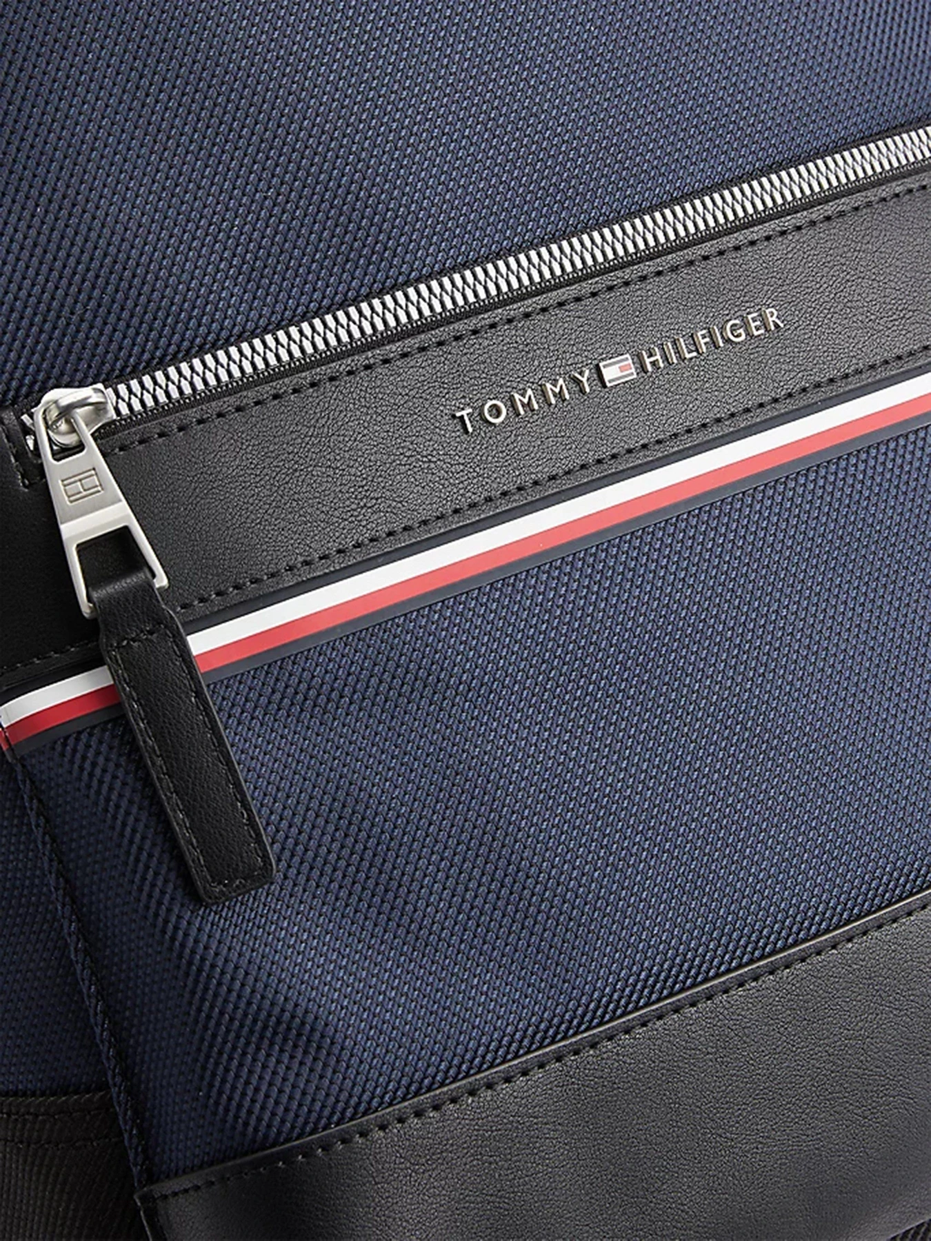 Рюкзаки Tommy Hilfiger модель AM0AM09262-DW5 Рюкзаки Tommy Hilfiger модель AM0AM09262-DW5 Фото