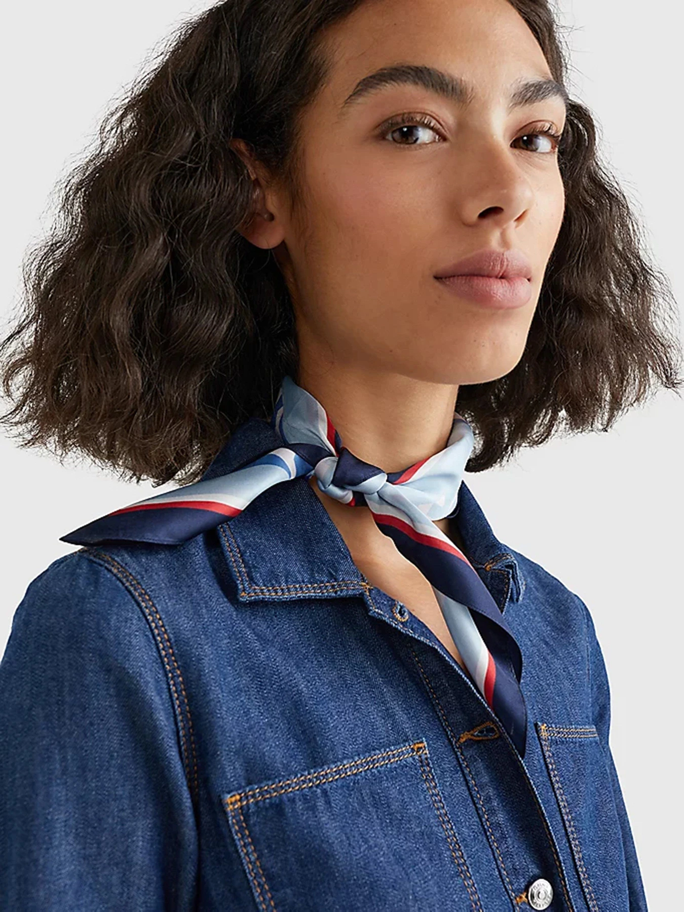 Шарфы и платки Tommy Hilfiger модель AW0AW12174-0GZ Шарфы и платки Tommy Hilfiger модель AW0AW12174-0GZ Фото