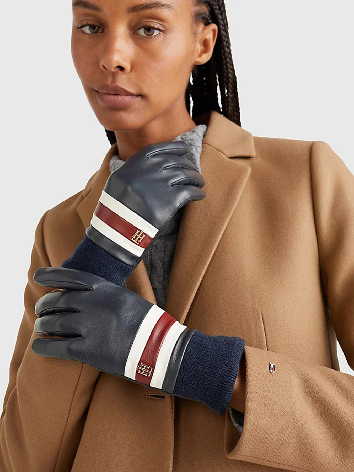Перчатки и варежки Tommy Hilfiger модель AW0AW14702-DW6 Перчатки и варежки Tommy Hilfiger модель AW0AW14702-DW6 Фото