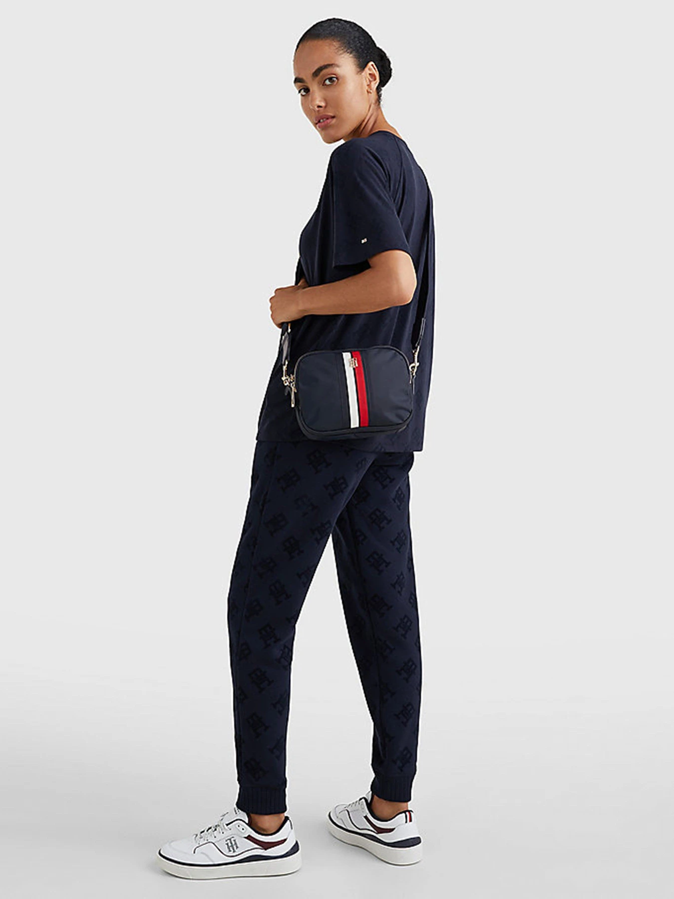 Сумки Tommy Hilfiger модель AW0AW13154-DW6 Сумки Tommy Hilfiger модель AW0AW13154-DW6 Фото