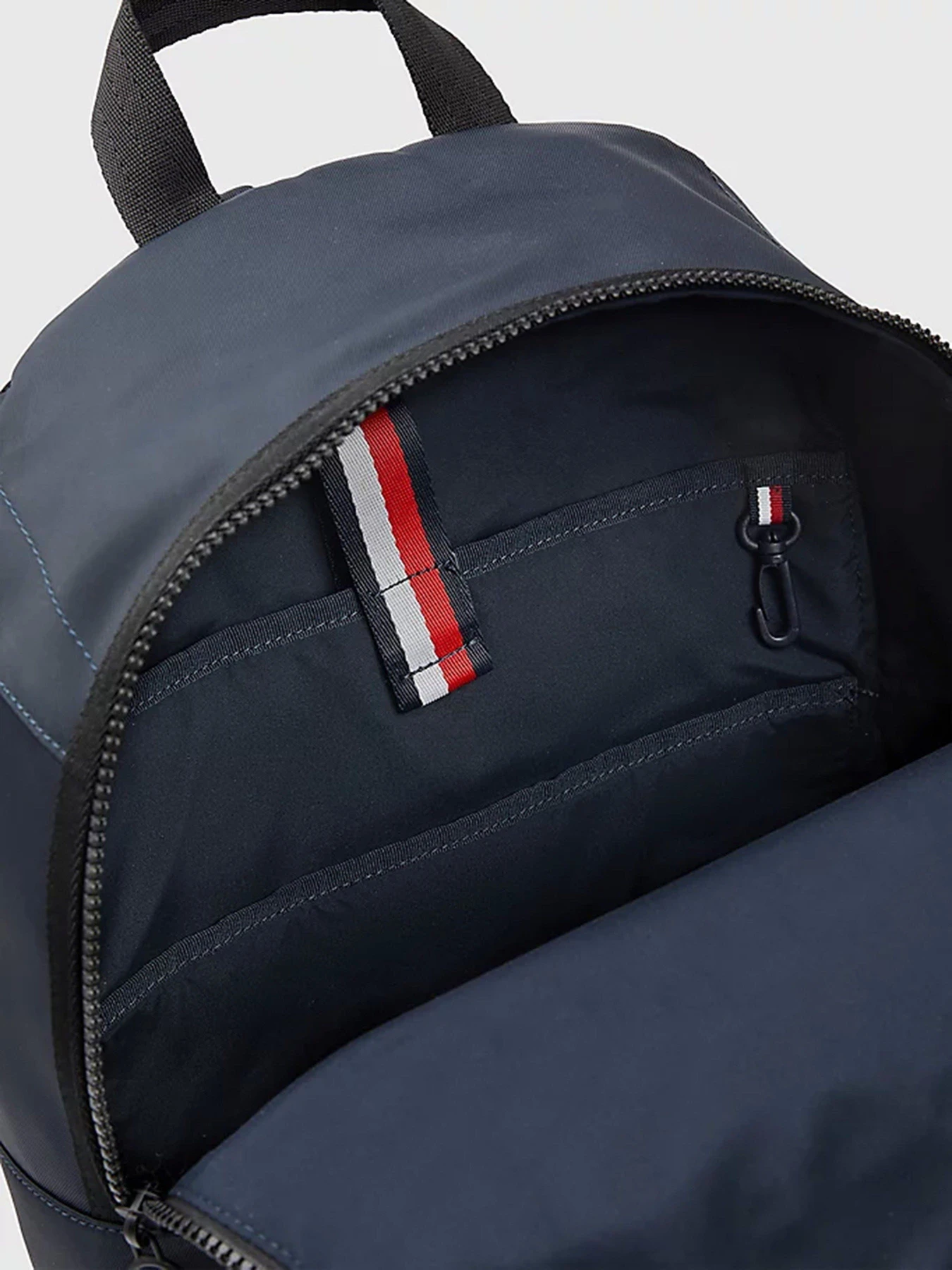 Рюкзаки Tommy Hilfiger модель AM0AM10912-DW6 Рюкзаки Tommy Hilfiger модель AM0AM10912-DW6 Фото