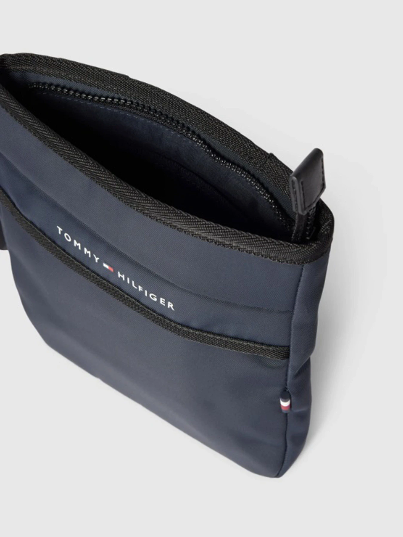 Сумки Tommy Hilfiger модель AM0AM10915-DW6 Сумки Tommy Hilfiger модель AM0AM10915-DW6 Фото