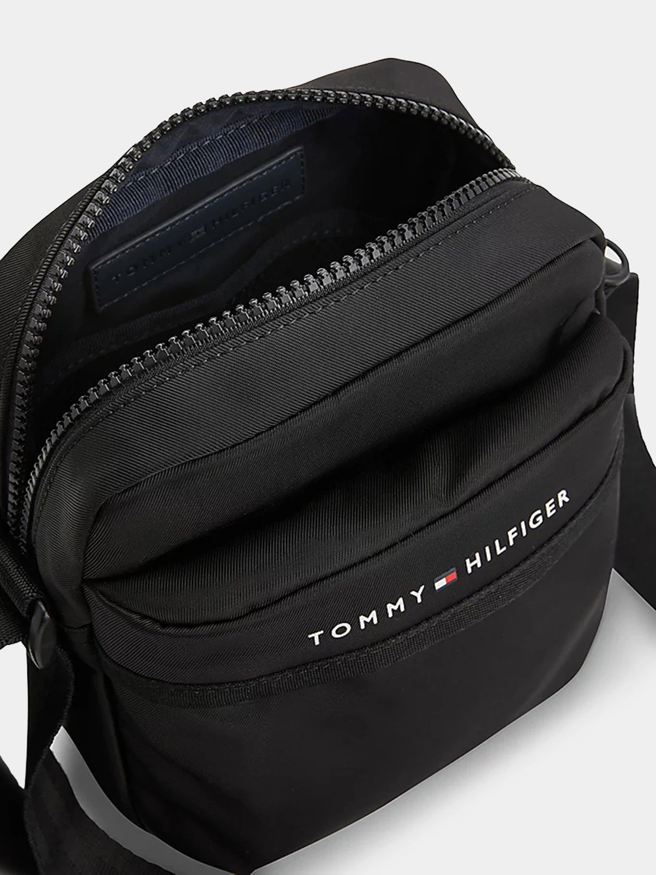 Сумки Tommy Hilfiger модель AM0AM10914-BDS Сумки Tommy Hilfiger модель AM0AM10914-BDS Фото