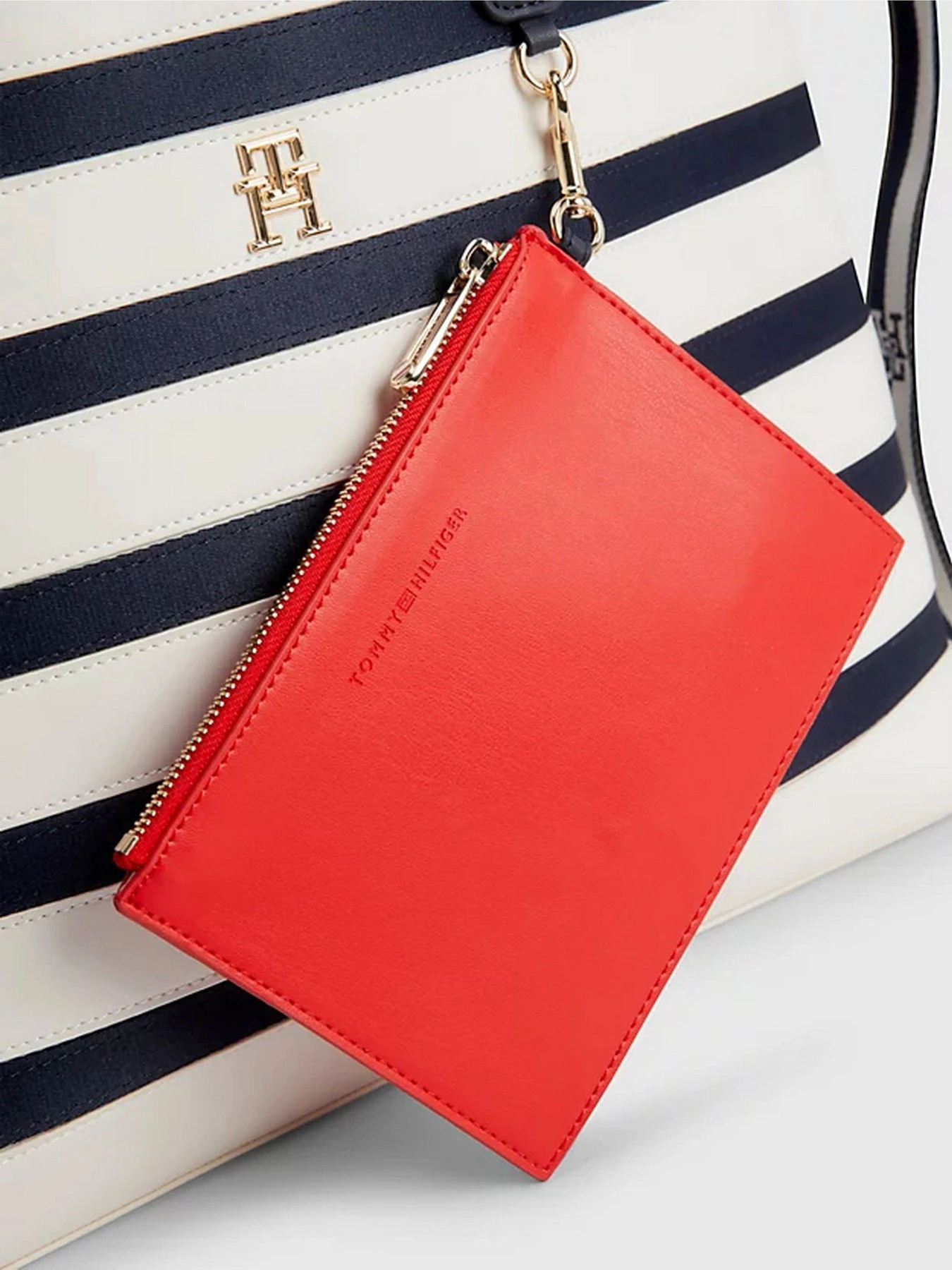 Сумки Tommy Hilfiger модель AW0AW14762-0GY Сумки Tommy Hilfiger модель AW0AW14762-0GY Фото