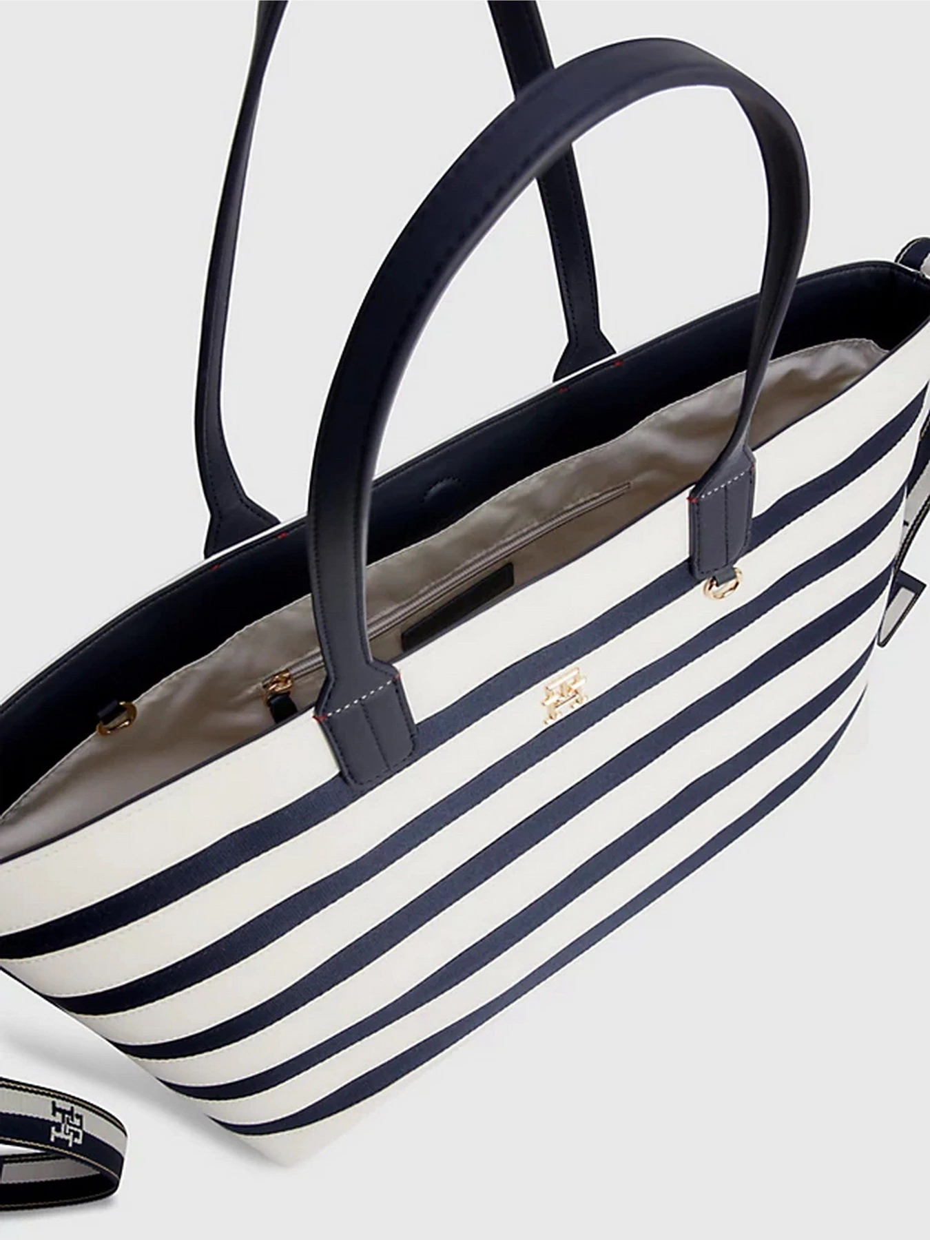 Сумки Tommy Hilfiger модель AW0AW14762-0GY Сумки Tommy Hilfiger модель AW0AW14762-0GY Фото