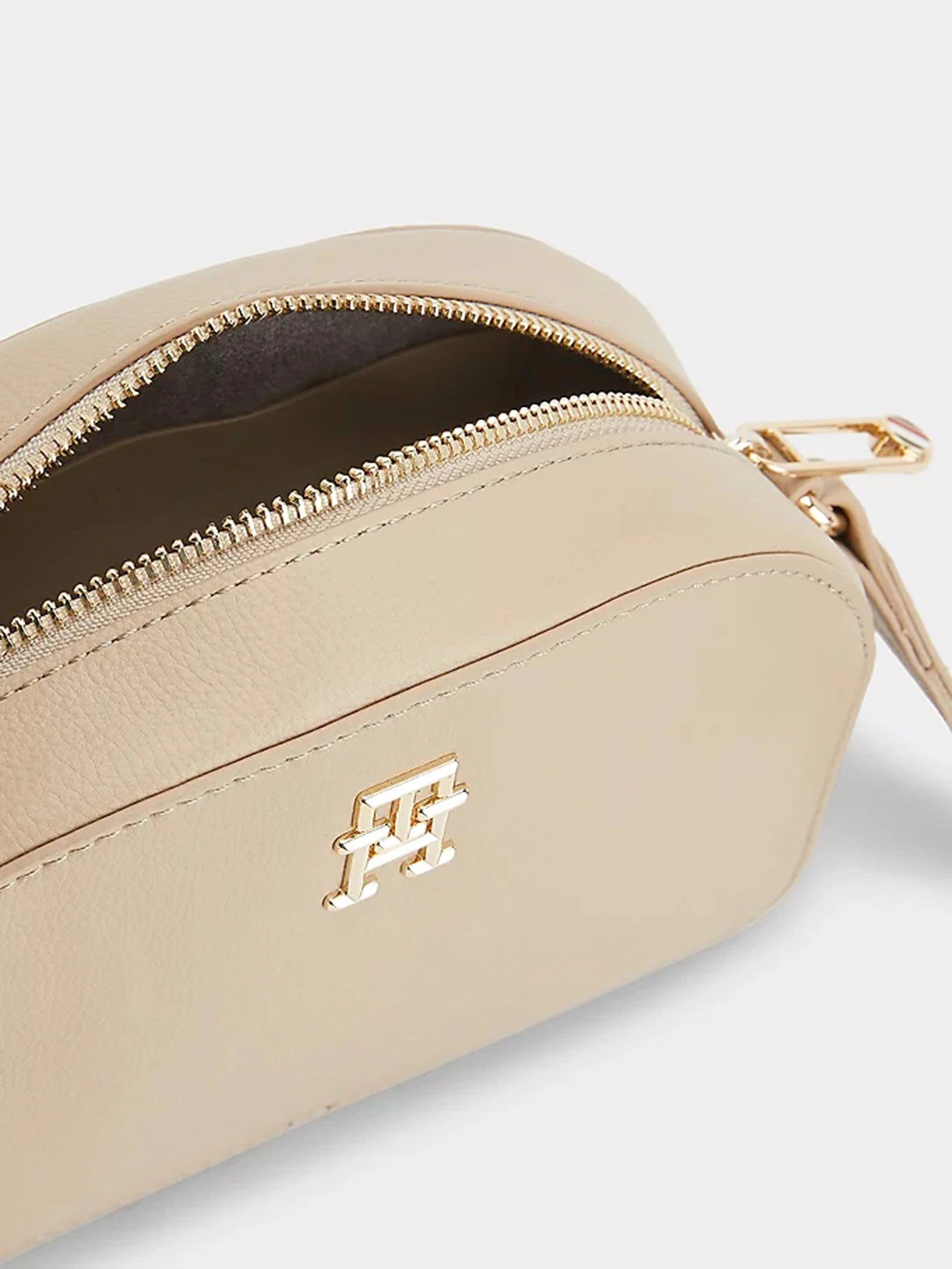 Сумки Tommy Hilfiger модель AW0AW14471-AEG Сумки Tommy Hilfiger модель AW0AW14471-AEG Фото