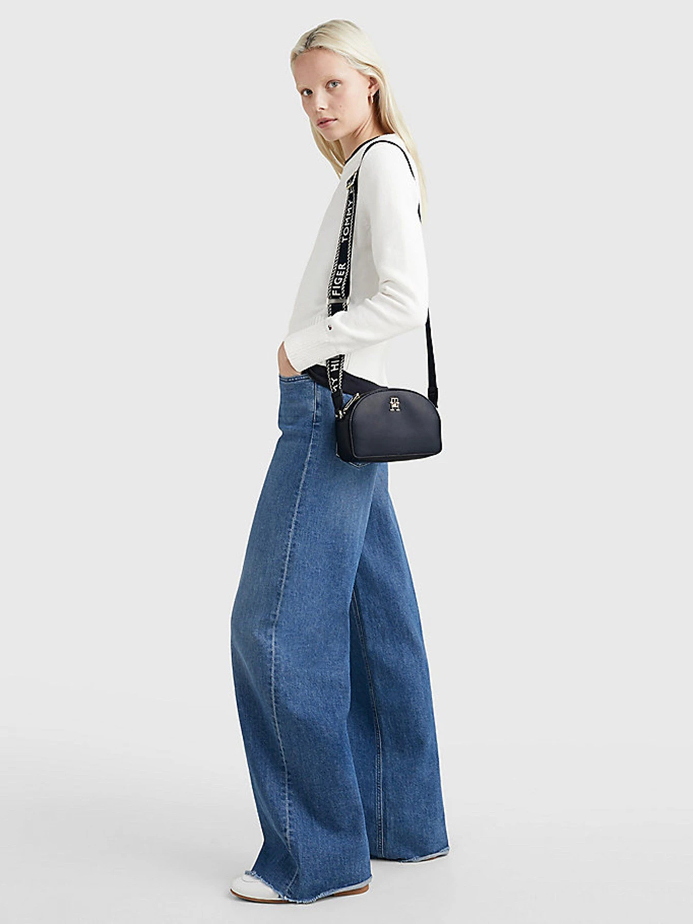 Сумки Tommy Hilfiger модель AW0AW14471-DW6 Сумки Tommy Hilfiger модель AW0AW14471-DW6 Фото