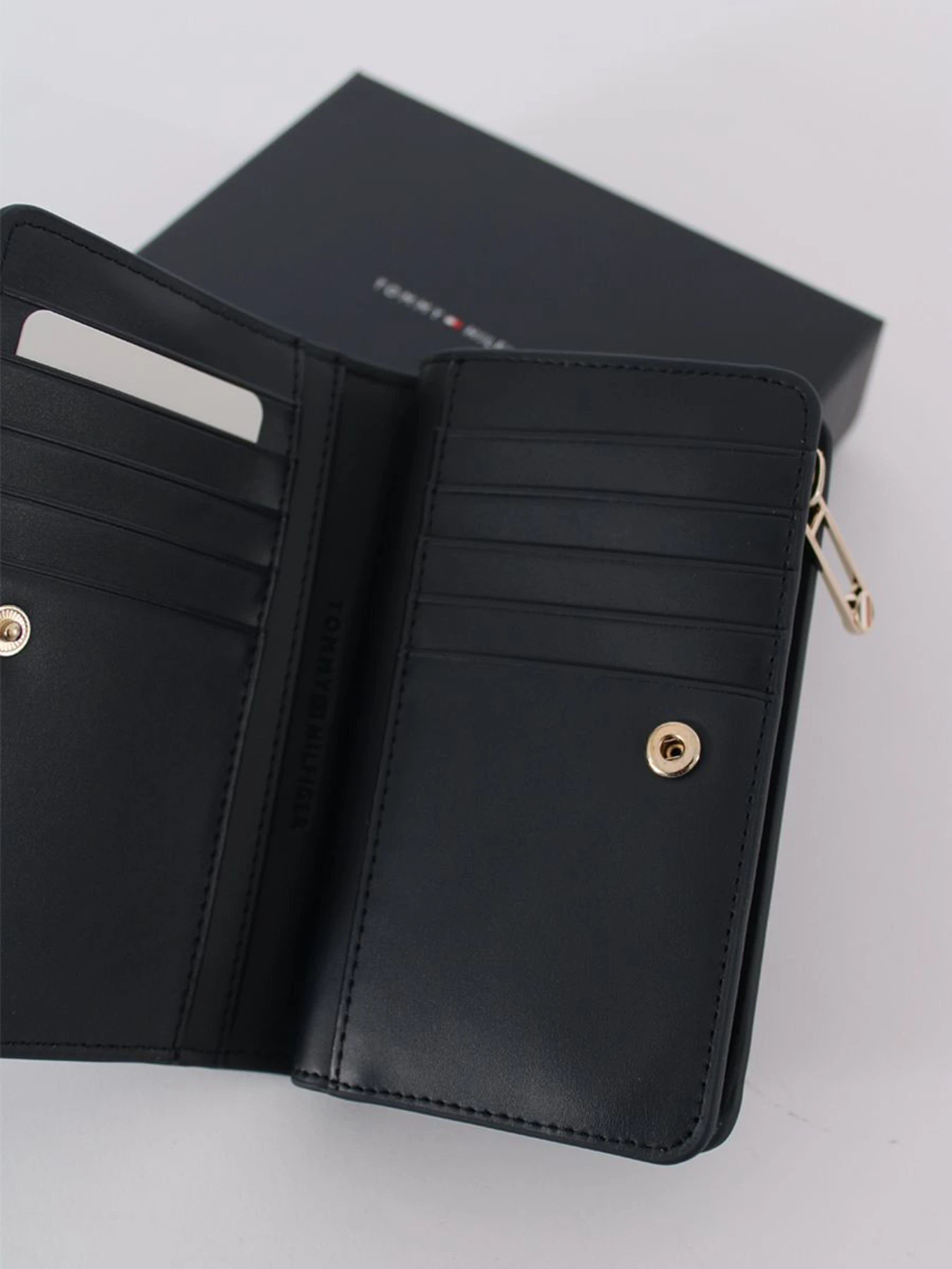 Кошельки Tommy Hilfiger модель AW0AW14633-DW6 Кошельки Tommy Hilfiger модель AW0AW14633-DW6 Фото