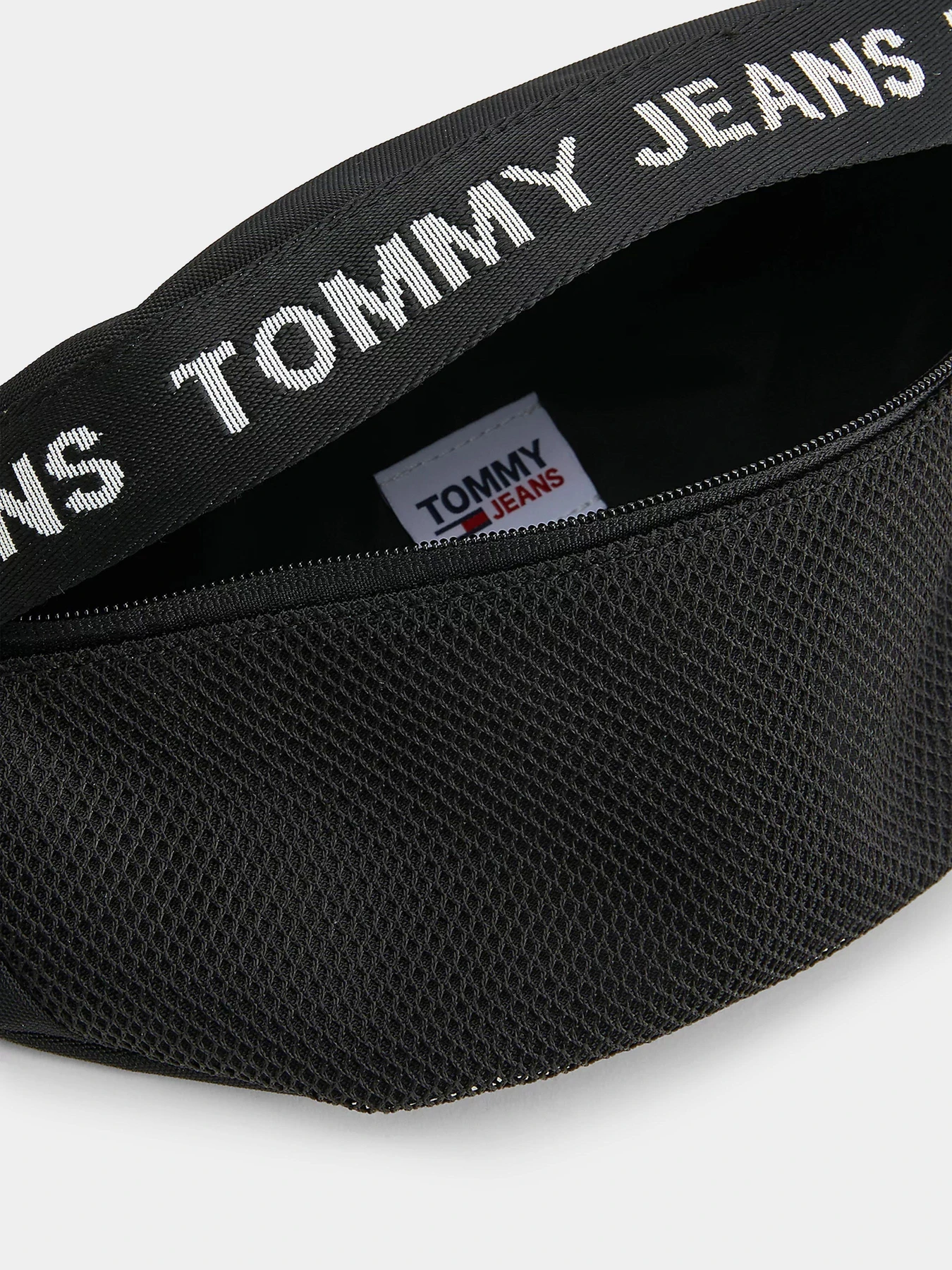 Сумки Tommy Hilfiger модель AM0AM10902-BDS Сумки Tommy Hilfiger модель AM0AM10902-BDS Фото