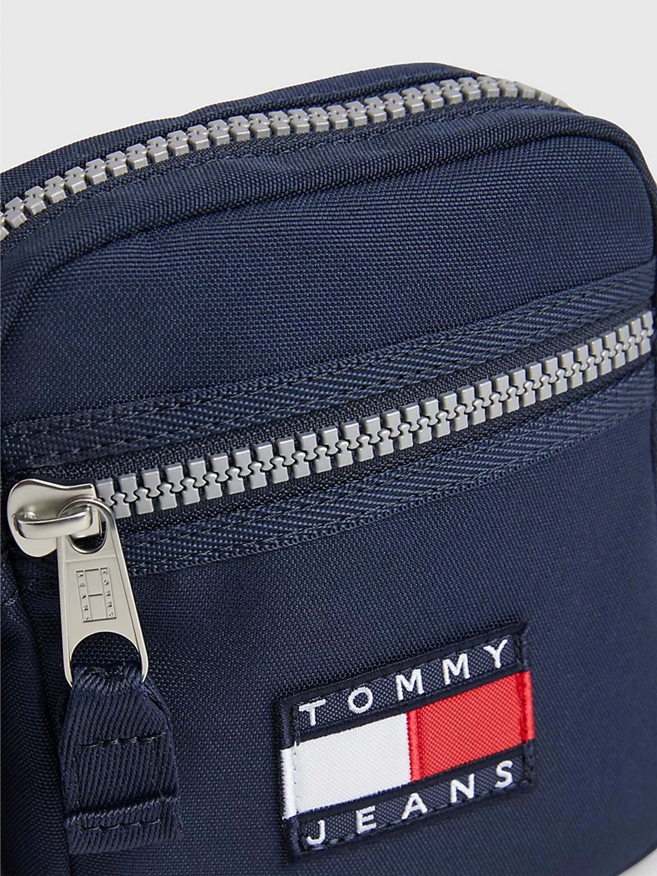 Сумки Tommy Hilfiger Tjm Heritage Reporter модель AM0AM11159-C87 Сумки Tommy Hilfiger Tjm Heritage Reporter модель AM0AM11159-C87 Фото