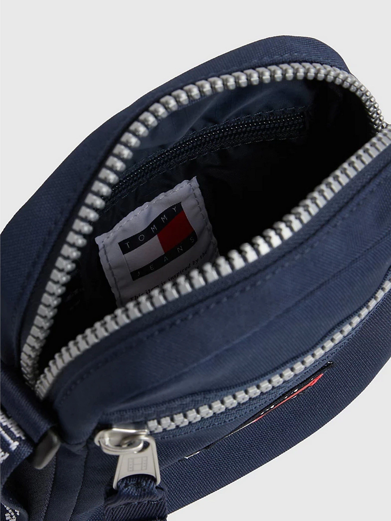 Сумки Tommy Hilfiger Tjm Heritage Reporter модель AM0AM11159-C87 Сумки Tommy Hilfiger Tjm Heritage Reporter модель AM0AM11159-C87 Фото