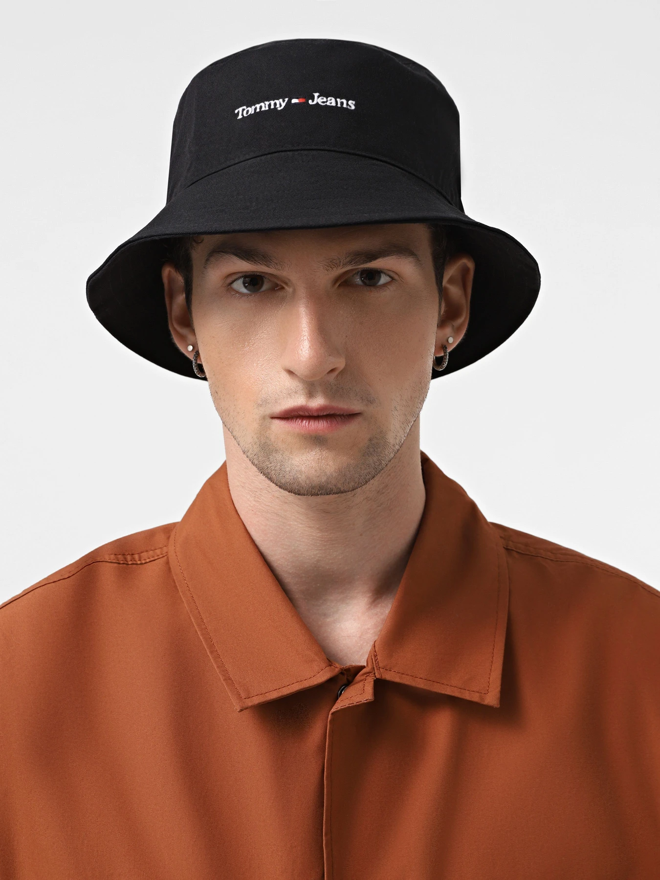 Шапки и кепки Tommy Hilfiger Logo Embroidery Bucket модель AM0AM11005-BDS Шапки и кепки Tommy Hilfiger Logo Embroidery Bucket модель AM0AM11005-BDS Фото