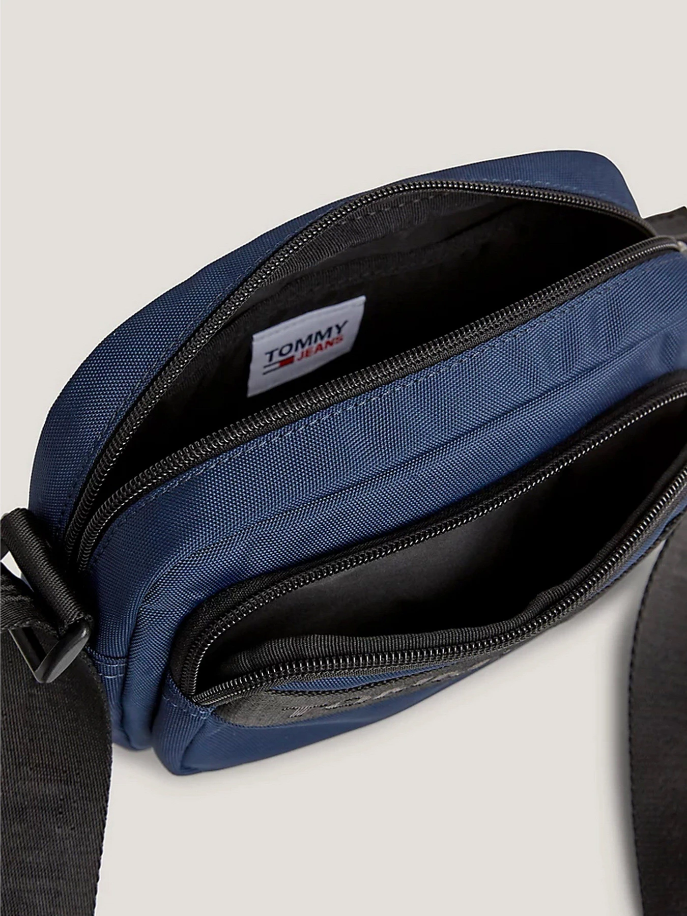 Сумки Tommy Hilfiger Tjw Essential Crossover модель AW0AW14950-C87 Сумки Tommy Hilfiger Tjw Essential Crossover модель AW0AW14950-C87 Фото