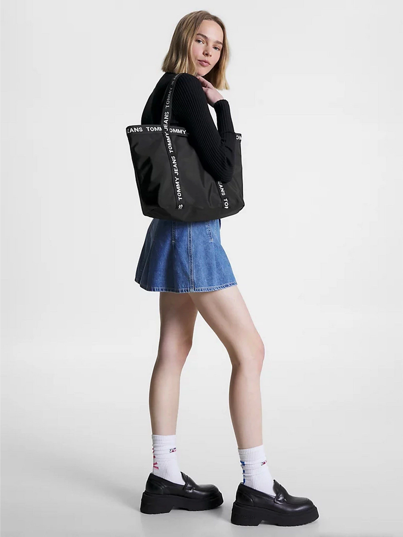 Сумки Tommy Hilfiger модель AW0AW14953-BDS Сумки Tommy Hilfiger модель AW0AW14953-BDS Фото