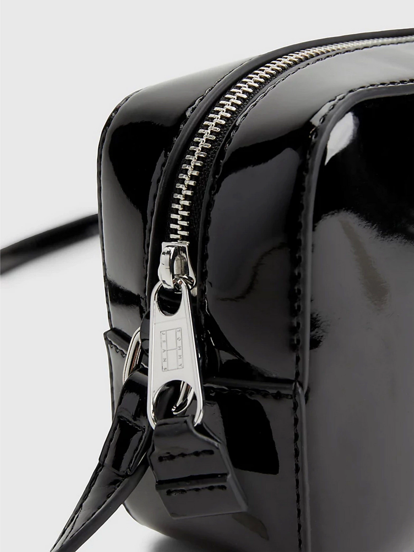 Сумки Tommy Hilfiger PATENT FINISH CROSSOVER CAMERA модель AW0AW14955-BDS Сумки Tommy Hilfiger PATENT FINISH CROSSOVER CAMERA модель AW0AW14955-BDS Фото