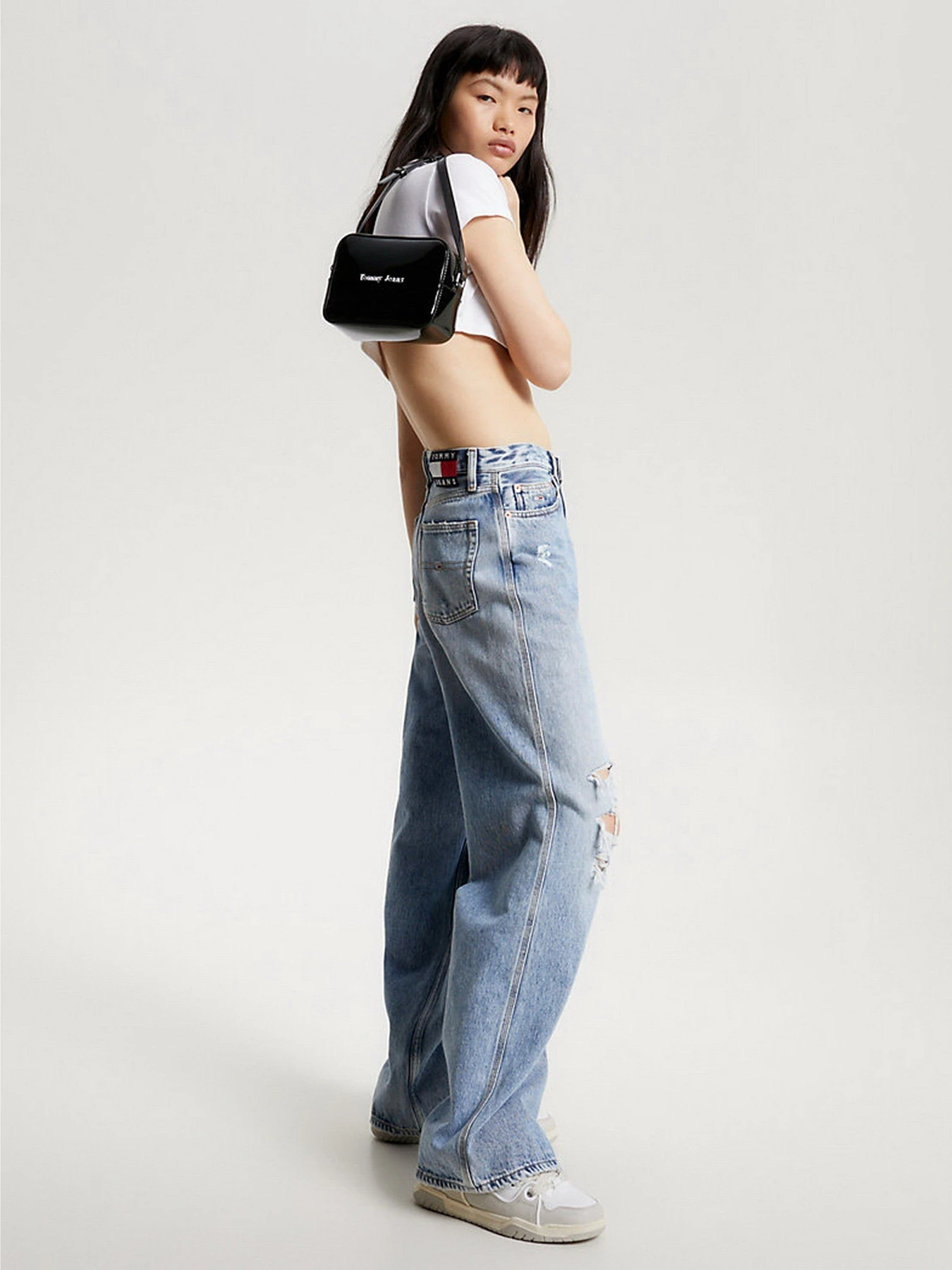 Сумки Tommy Hilfiger PATENT FINISH CROSSOVER CAMERA модель AW0AW14955-BDS Сумки Tommy Hilfiger PATENT FINISH CROSSOVER CAMERA модель AW0AW14955-BDS Фото
