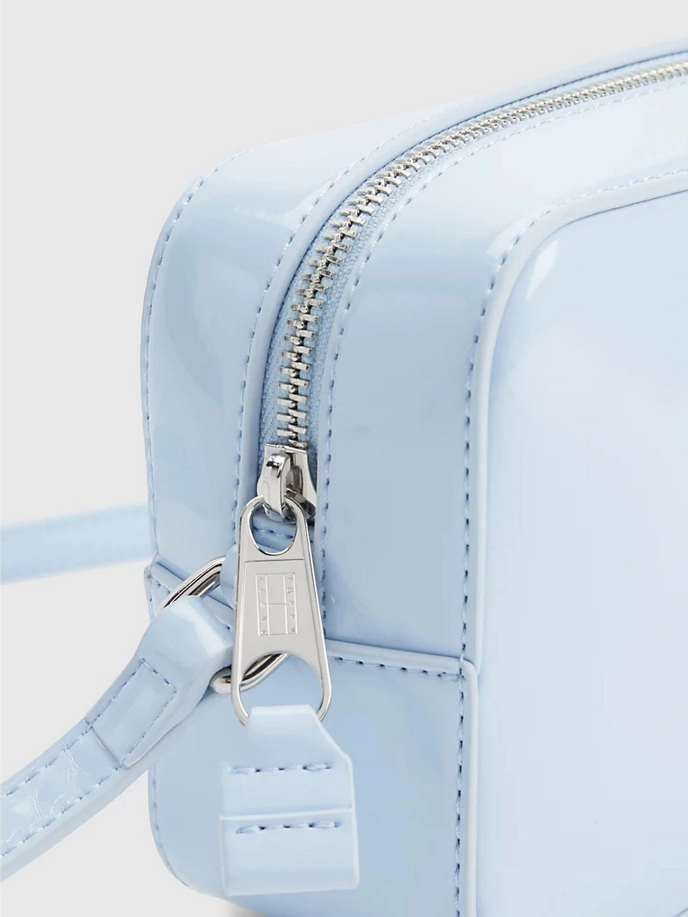 Сумки Tommy Hilfiger PATENT FINISH CROSSOVER CAMERA модель AW0AW14955-C1Q Сумки Tommy Hilfiger PATENT FINISH CROSSOVER CAMERA модель AW0AW14955-C1Q Фото