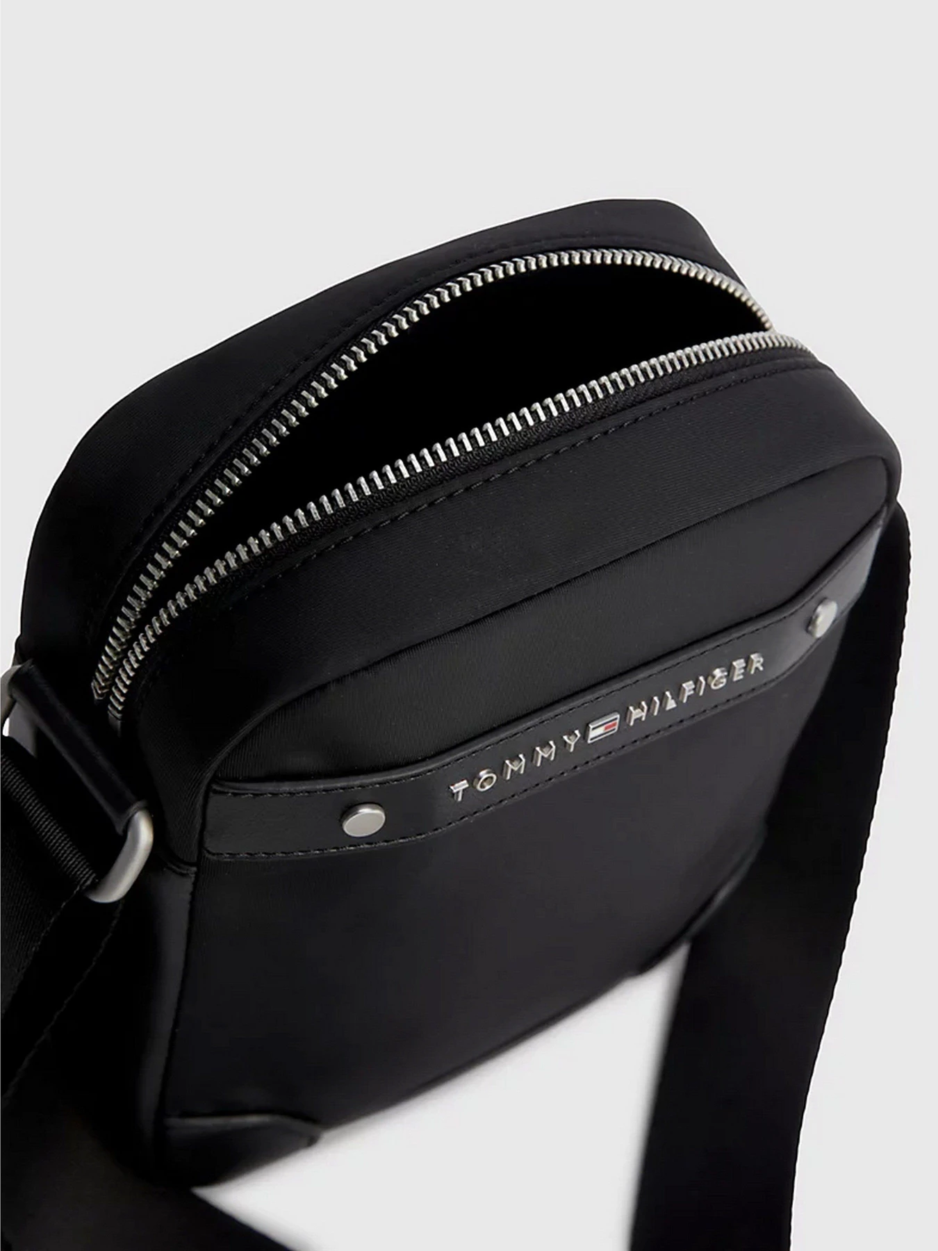 Сумки Tommy Hilfiger REPREVE® SMALL REPORTER модель AM0AM11303-BDS Сумки Tommy Hilfiger REPREVE® SMALL REPORTER модель AM0AM11303-BDS Фото