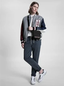 Сумки Tommy Hilfiger REPREVE® SMALL REPORTER модель AM0AM11303-BDS Фото