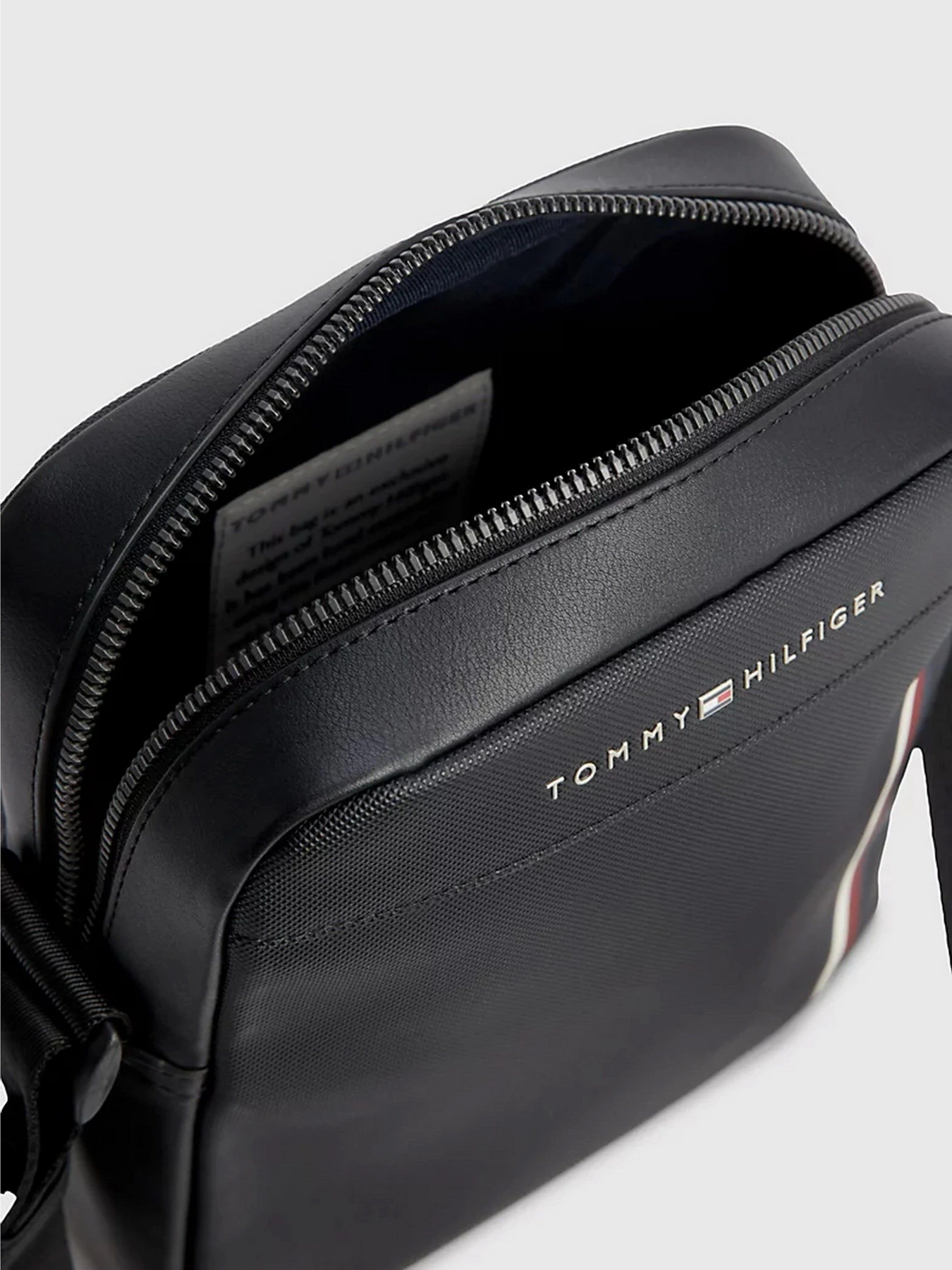 Сумки Tommy Hilfiger PIQUE TEXTURED SMALL REPORTER модель AM0AM11312-BDS Сумки Tommy Hilfiger PIQUE TEXTURED SMALL REPORTER модель AM0AM11312-BDS Фото