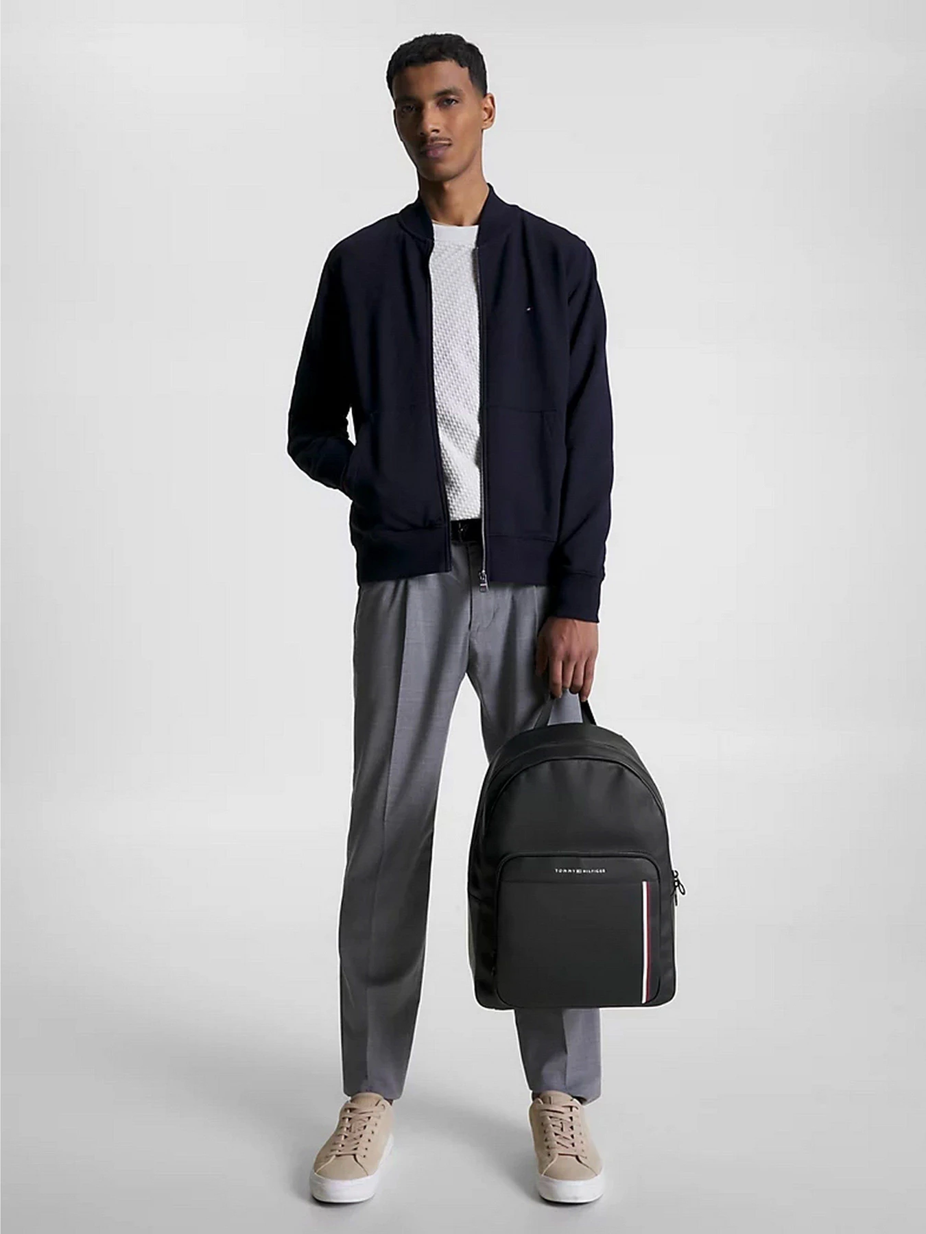 Рюкзаки Tommy Hilfiger PIQUE TEXTURED SMALL REPORTER модель AM0AM11317-BDS Фото