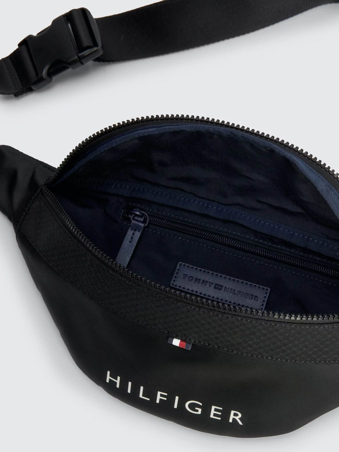 Сумки Tommy Hilfiger LOGO RECYCLED BUM модель AM0AM11318-BDS Сумки Tommy Hilfiger LOGO RECYCLED BUM модель AM0AM11318-BDS Фото