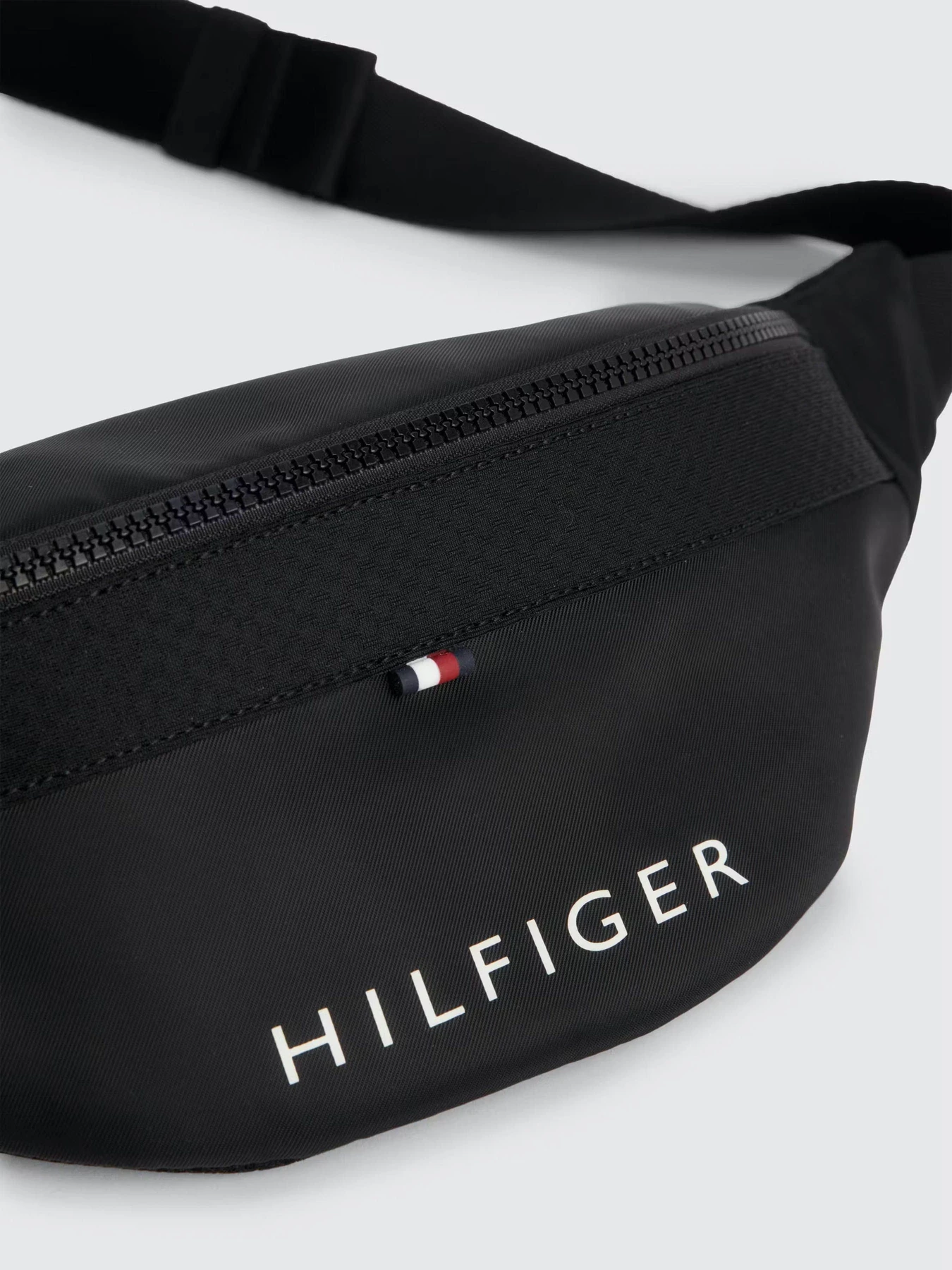 Сумки Tommy Hilfiger LOGO RECYCLED BUM модель AM0AM11318-BDS Сумки Tommy Hilfiger LOGO RECYCLED BUM модель AM0AM11318-BDS Фото