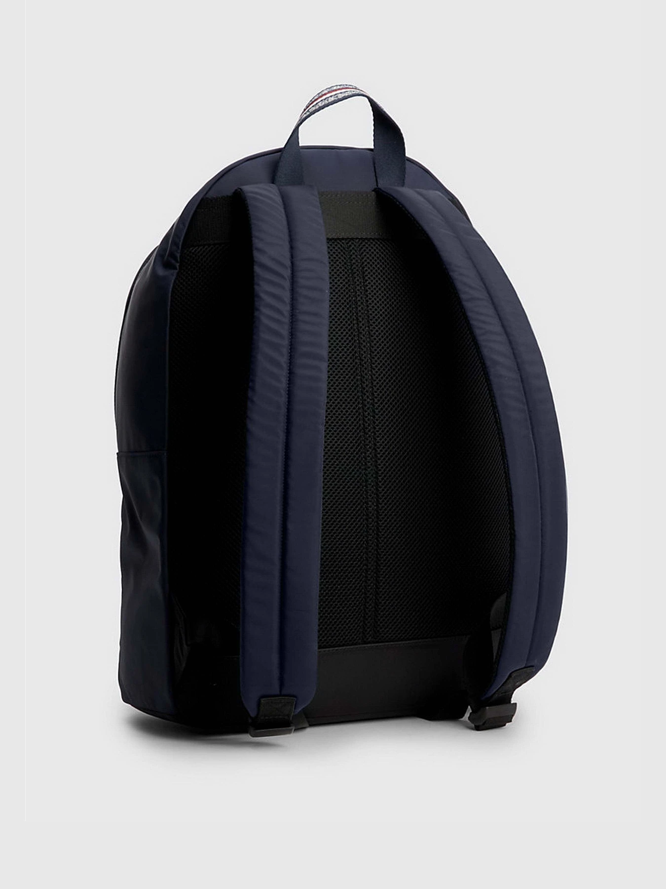 Рюкзаки Tommy Hilfiger Recycled Dome модель AM0AM11320-DW6 Рюкзаки Tommy Hilfiger Recycled Dome модель AM0AM11320-DW6 Фото