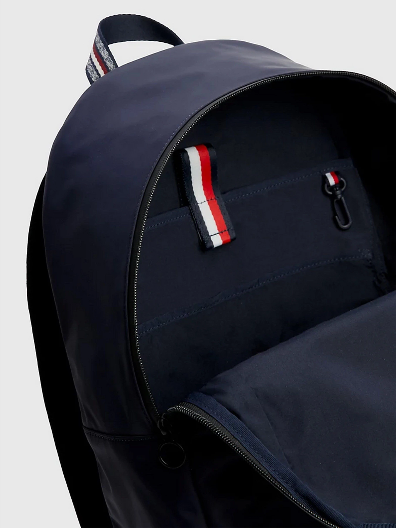 Рюкзаки Tommy Hilfiger Recycled Dome модель AM0AM11320-DW6 Рюкзаки Tommy Hilfiger Recycled Dome модель AM0AM11320-DW6 Фото