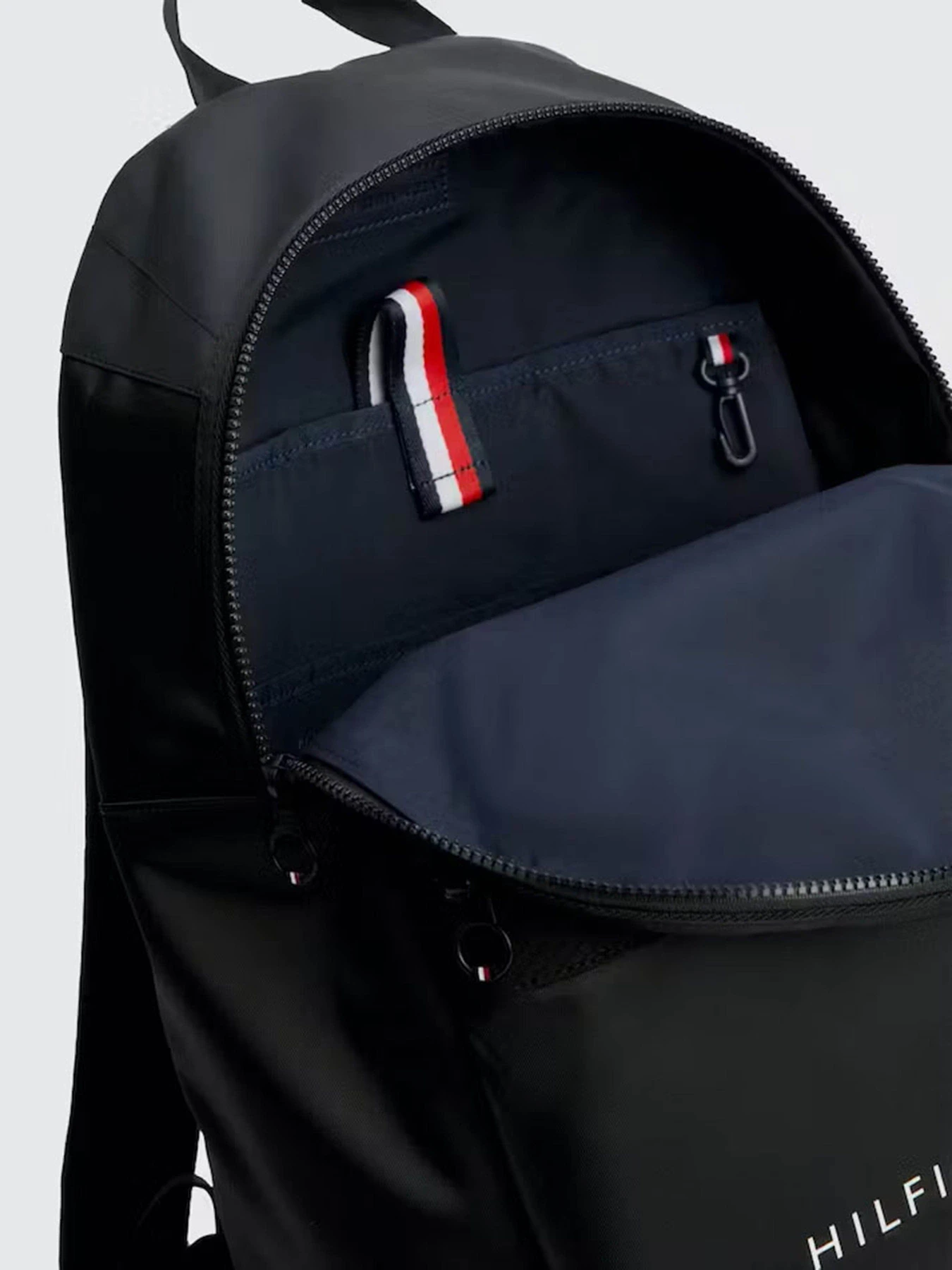Рюкзаки Tommy Hilfiger Textile Logo модель AM0AM11321-BDS Фото