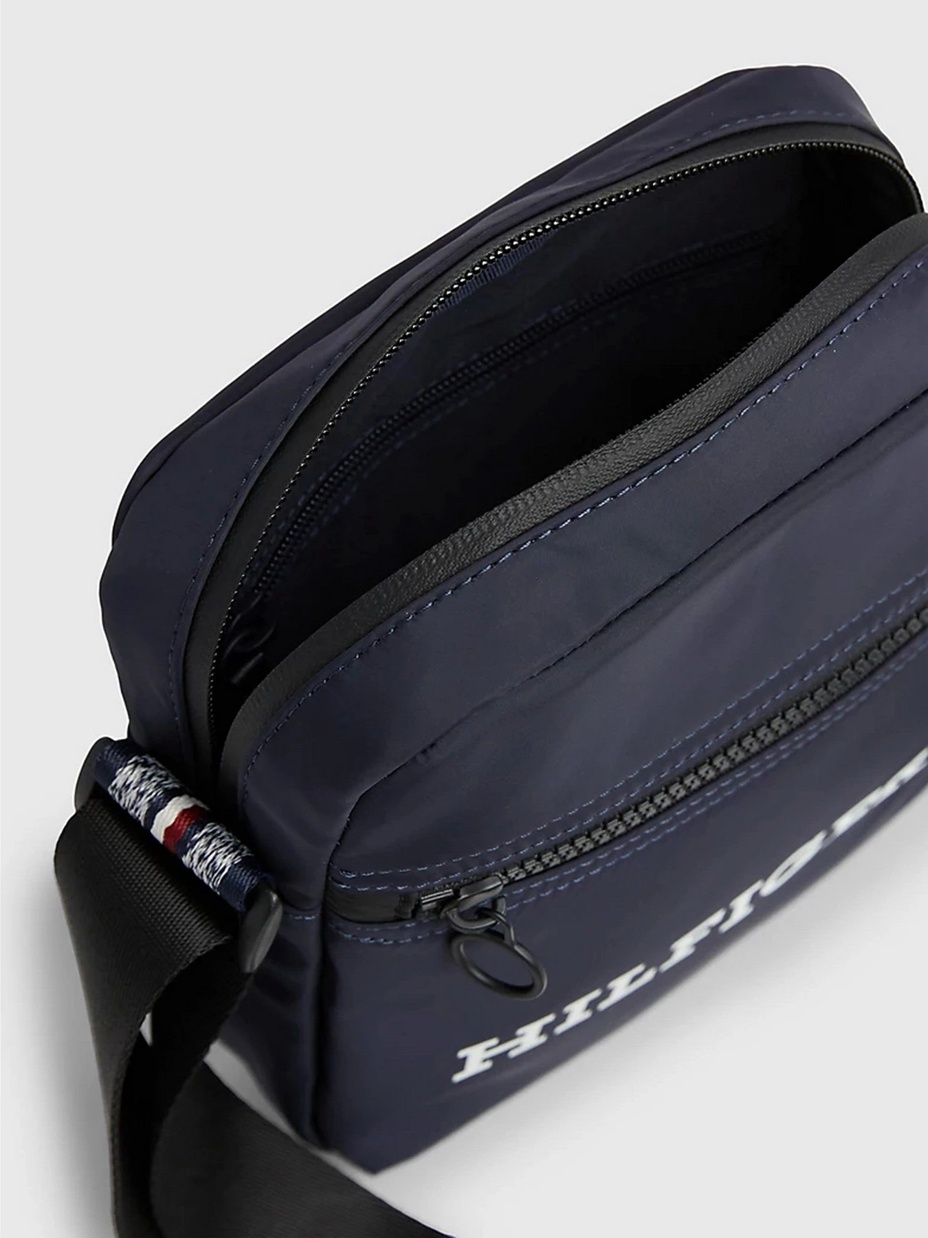 Сумки Tommy Hilfiger RECYCLED SMALL REPORTER модель AM0AM11381-DW6 Сумки Tommy Hilfiger RECYCLED SMALL REPORTER модель AM0AM11381-DW6 Фото