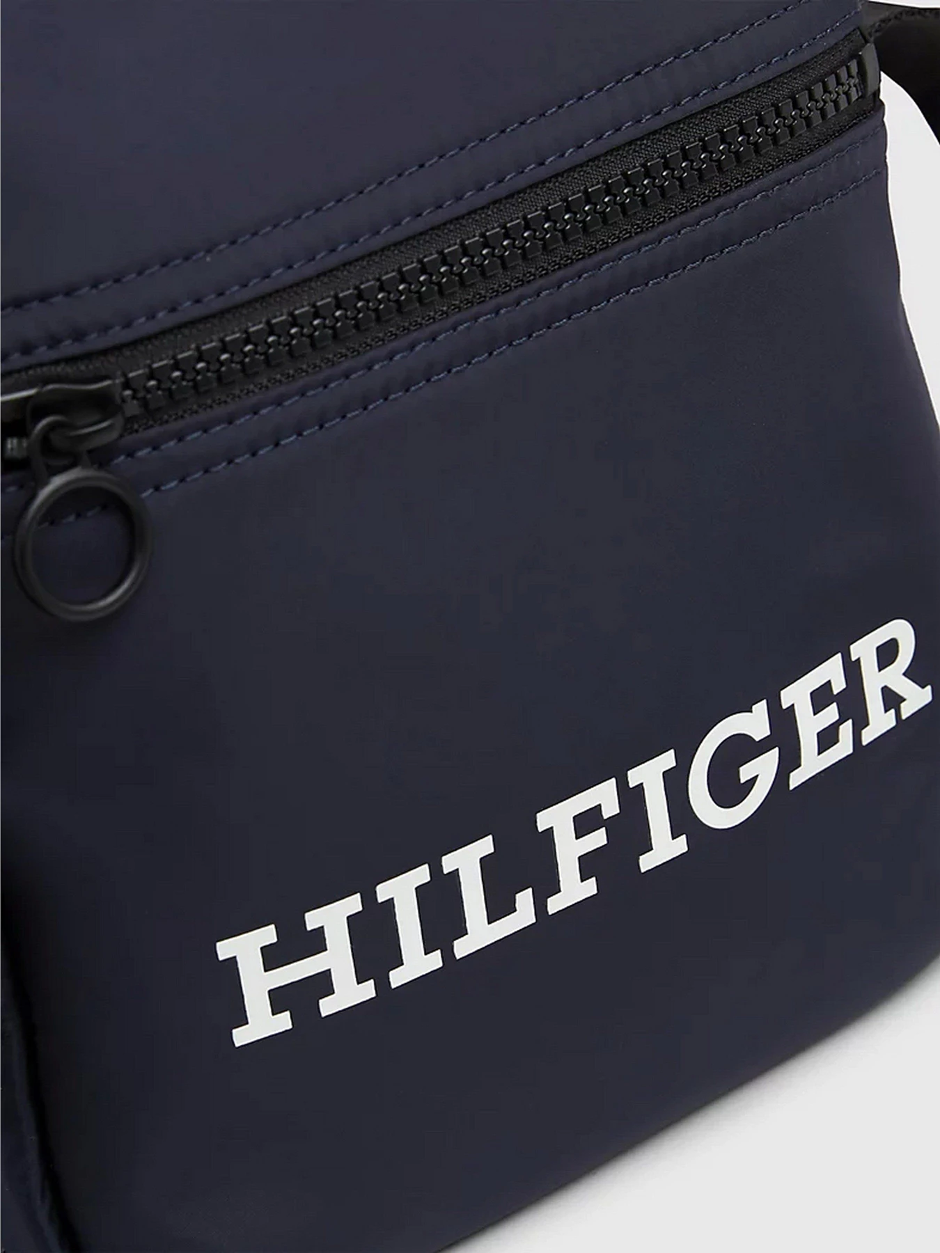 Сумки Tommy Hilfiger RECYCLED SMALL REPORTER модель AM0AM11381-DW6 Сумки Tommy Hilfiger RECYCLED SMALL REPORTER модель AM0AM11381-DW6 Фото
