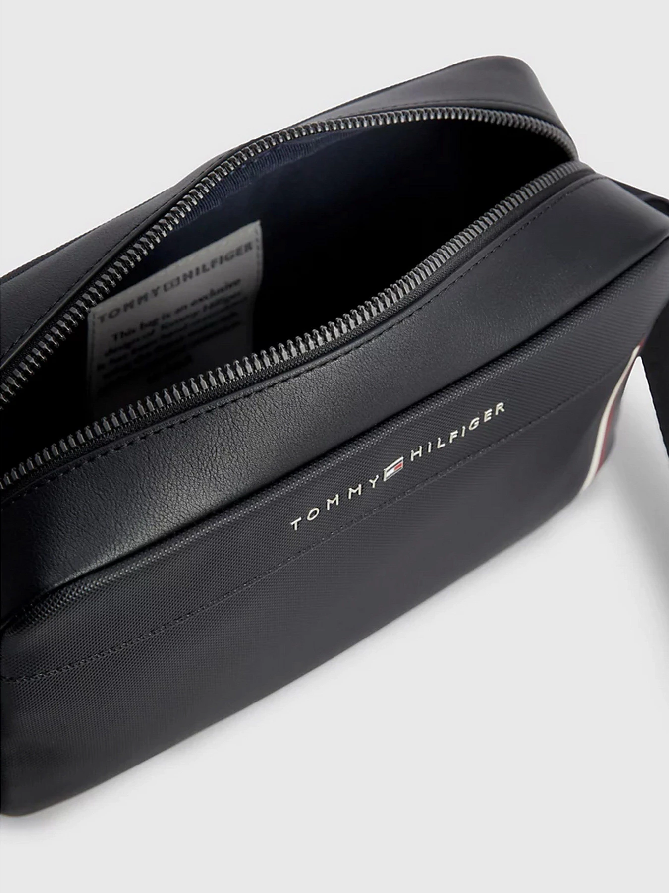 Сумки Tommy Hilfiger Pique Pu Ew Reporter модель AM0AM11382-BDS Сумки Tommy Hilfiger Pique Pu Ew Reporter модель AM0AM11382-BDS Фото