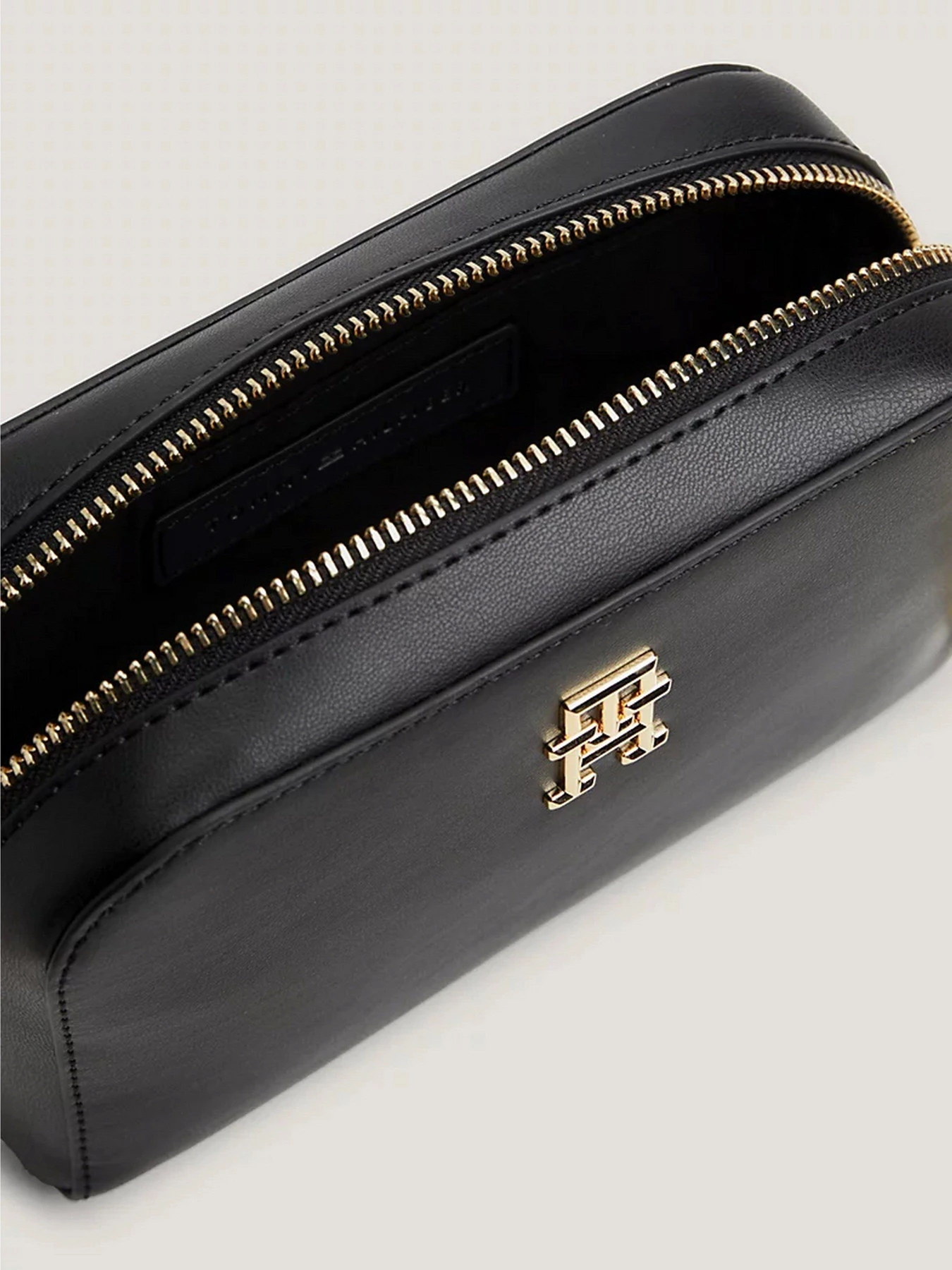 Сумки Tommy Hilfiger модель AW0AW14871-BDS Сумки Tommy Hilfiger модель AW0AW14871-BDS Фото