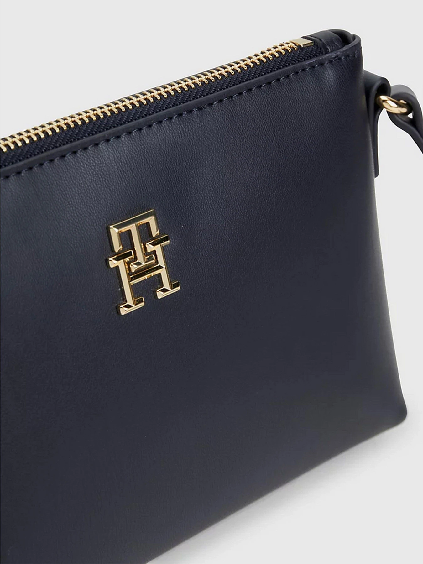 Сумки Tommy Hilfiger Iconic модель AW0AW15087-DW6 Сумки Tommy Hilfiger Iconic модель AW0AW15087-DW6 Фото