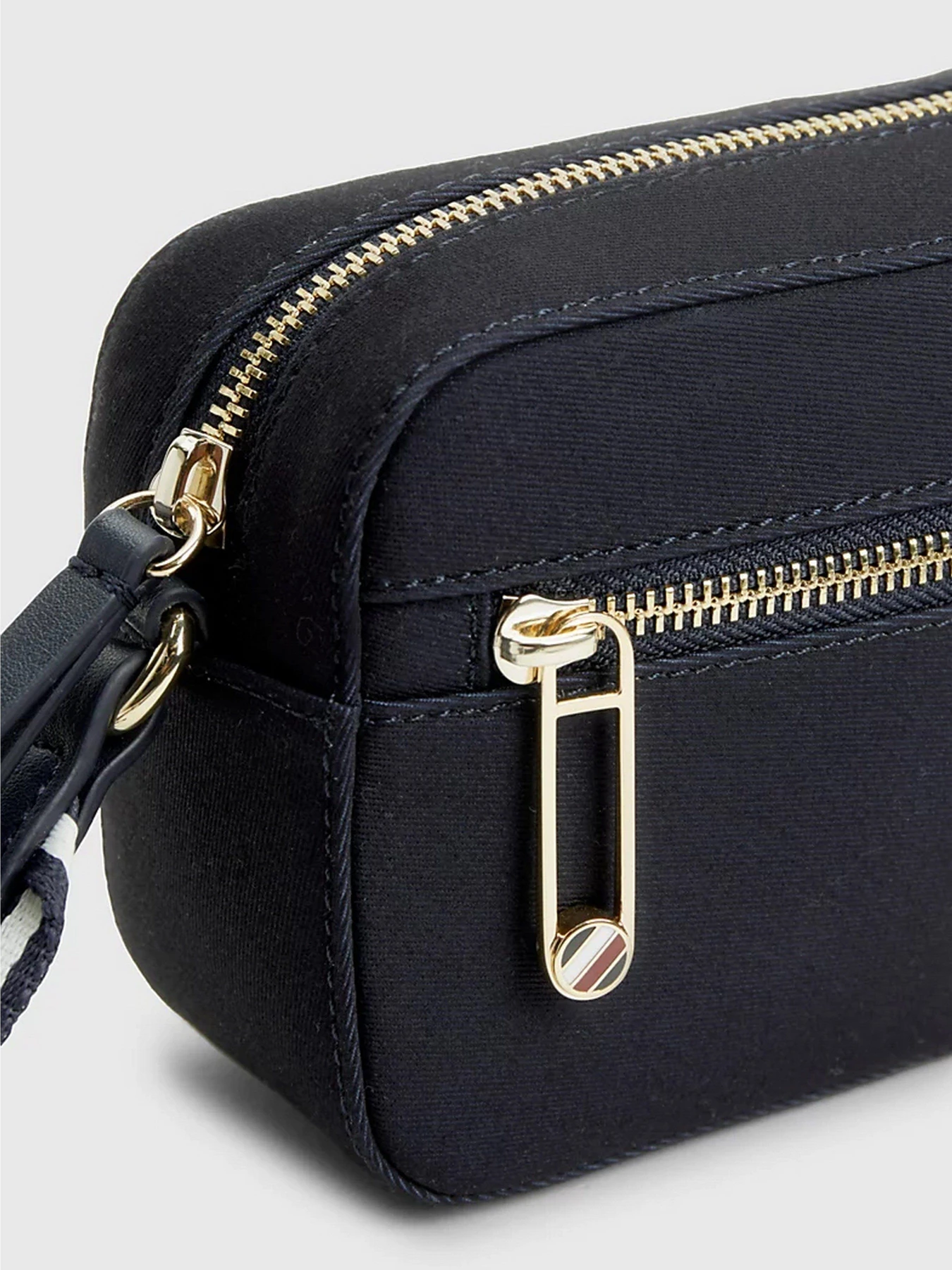 Сумки Tommy Hilfiger модель AW0AW15135-DW6 Сумки Tommy Hilfiger модель AW0AW15135-DW6 Фото