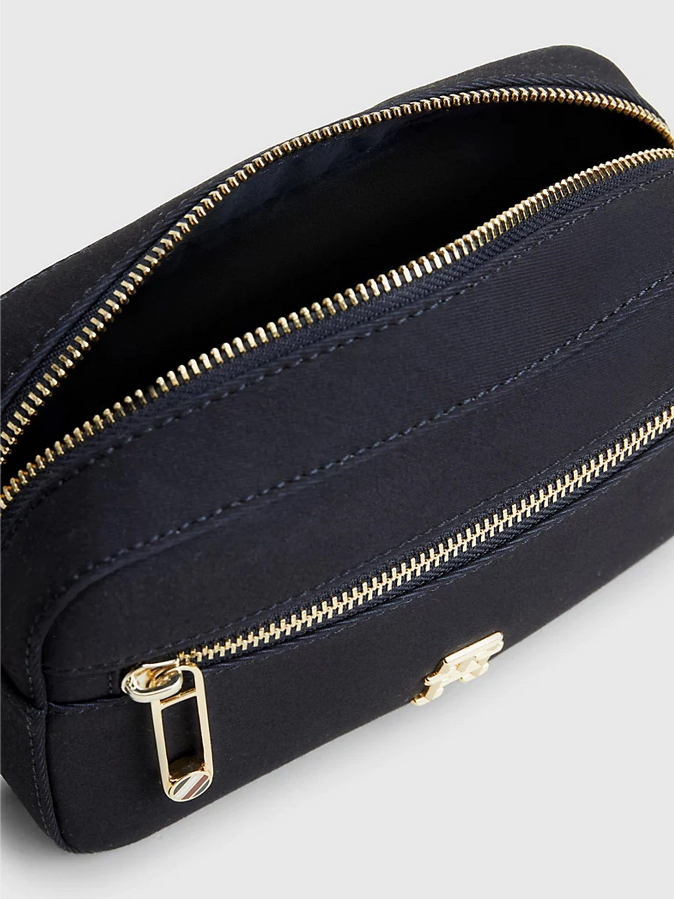 Сумки Tommy Hilfiger модель AW0AW15135-DW6 Сумки Tommy Hilfiger модель AW0AW15135-DW6 Фото