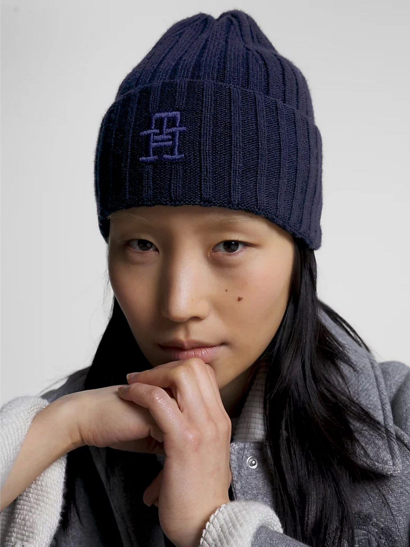 Шапки та кепки Tommy Hilfiger ICONIC MONOGRAM EMBROIDERY BEANIE модель AW0AW15153-DW6 Шапки та кепки Tommy Hilfiger ICONIC MONOGRAM EMBROIDERY BEANIE модель AW0AW15153-DW6 Фото