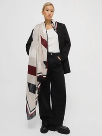 Шарфы и платки Tommy Hilfiger ICONIC MONOGRAM SQUARE модель AW0AW14932-0KP Фото